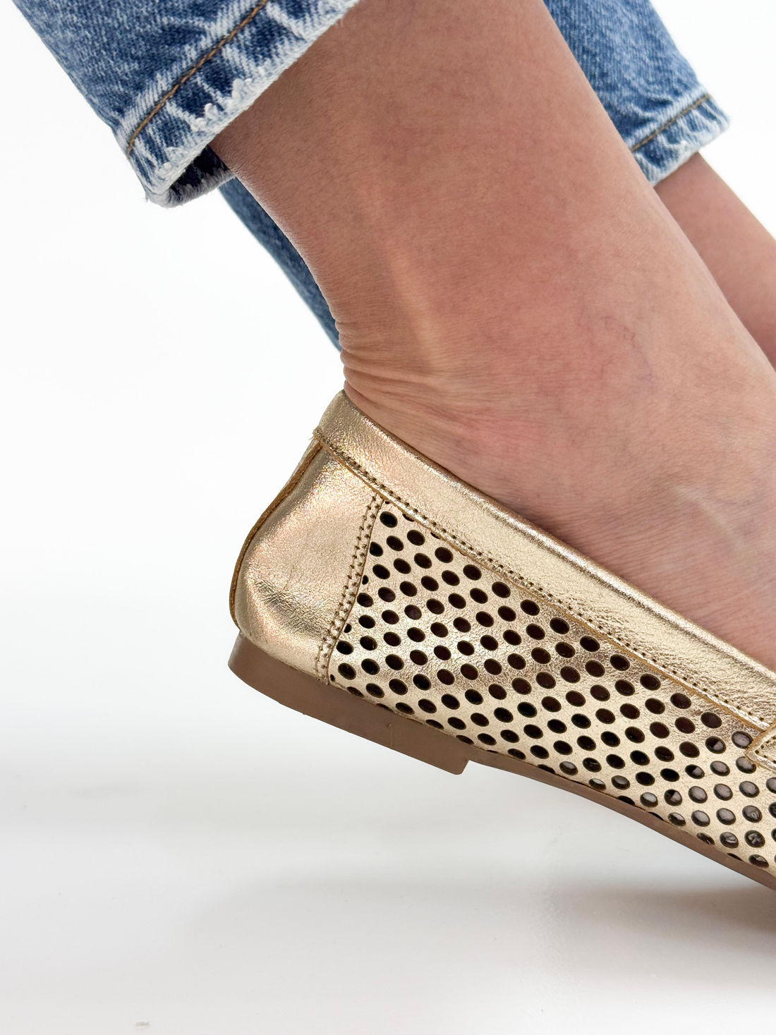 Diani - Mocassim em Couro Ouro Textura Vazada e Fivela Metálica Dourada Diani - Mocassim em Couro Ouro Textura Vazada e Fivela Metálica Dourada