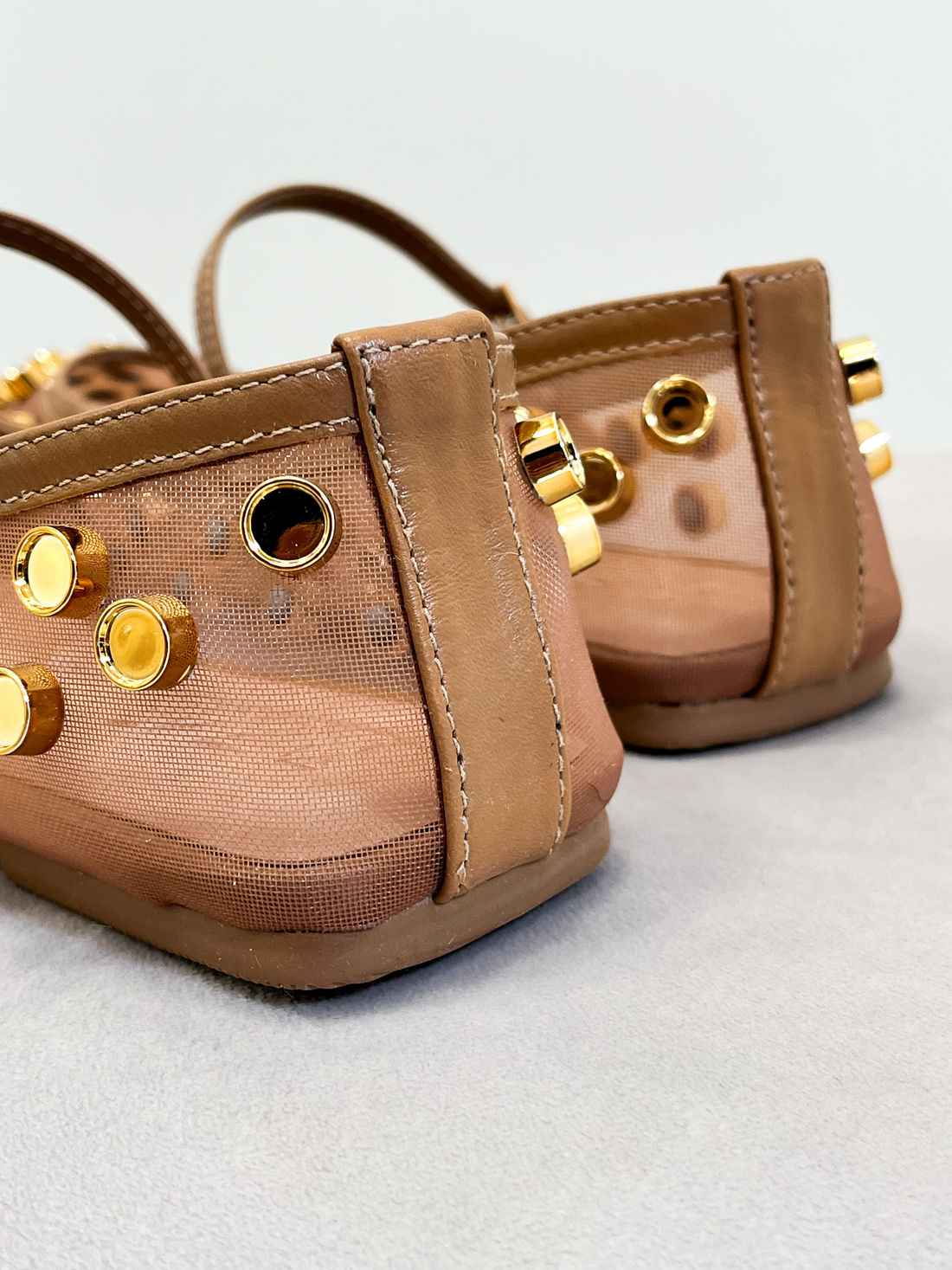 Belle - Sapatilha em Tela Coconut com Aplicações Metálicas Douradas Belle - Sapatilha em Tela Coconut com Aplicações Metálicas Douradas