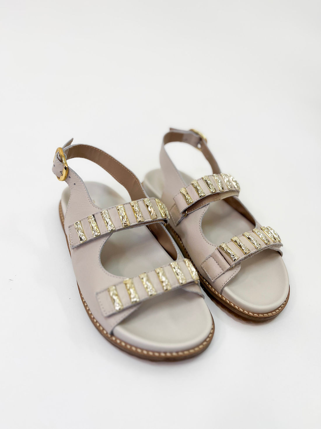 Zaza - Sandália Rasteira em Couro Off White com Tiras Douradas e Fivela Ajustável Zaza - Sandália Rasteira em Couro Off White com Tiras Douradas e Fivela Ajustável