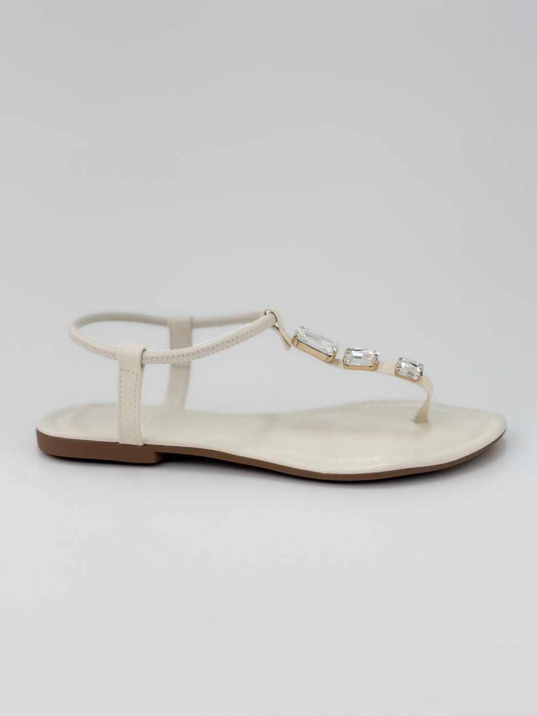 Vane - Sandália Rasteira cor Off White Tiras Finas e Pedrarias Vane - Sandália Rasteira cor Off White Tiras Finas e Pedrarias