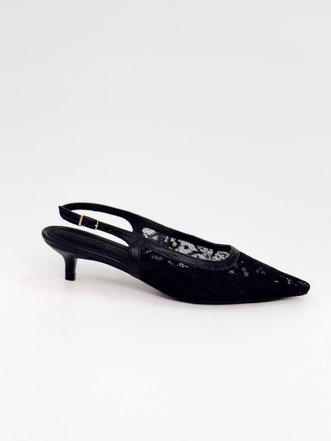 Vania- Scarpin Slingback em Renda Preta com Salto Fino Vania- Scarpin Slingback em Renda Preta com Salto Fino