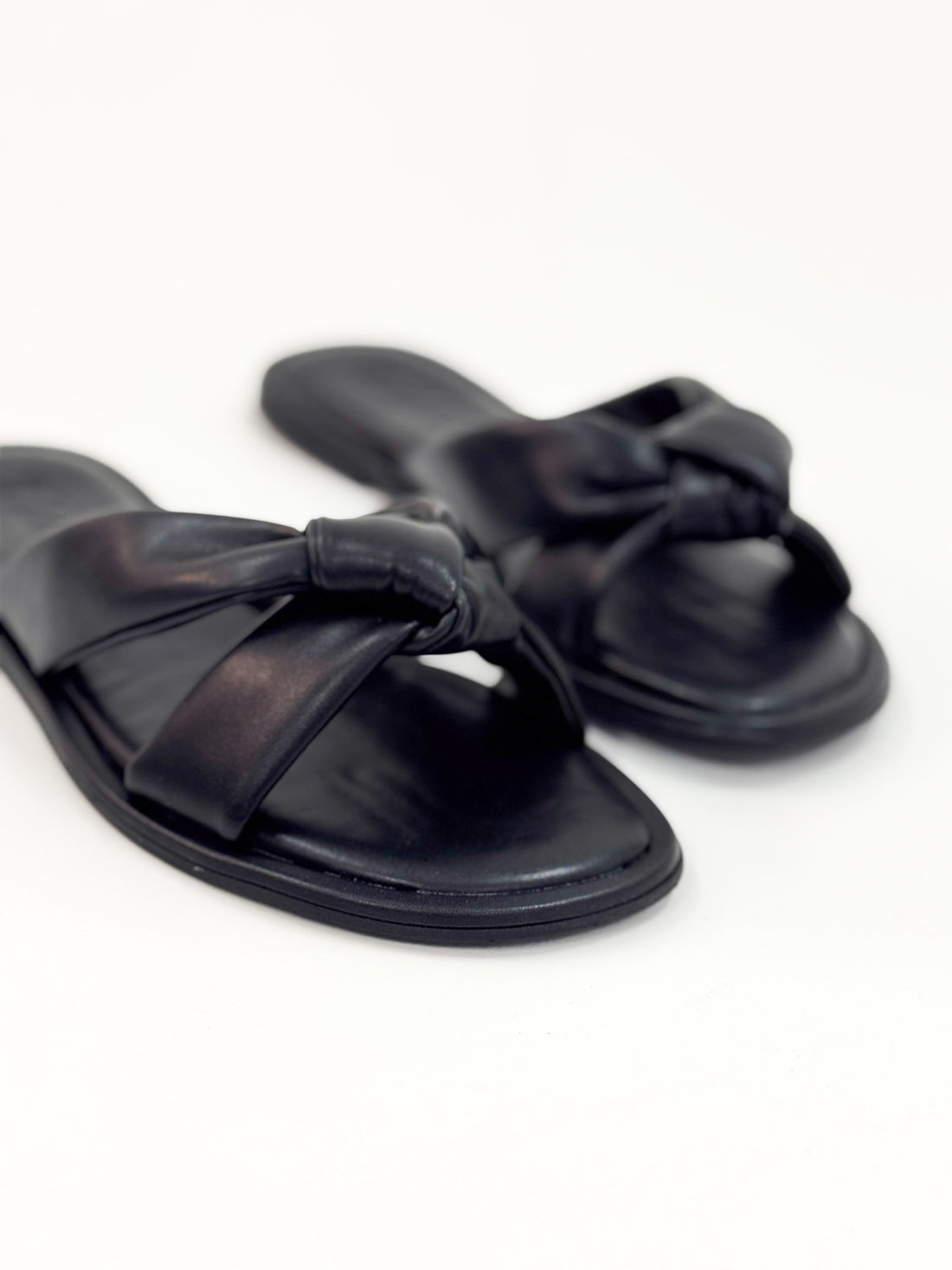 Sofi – Chinelo Rasteira Preta com Tiras Acolchoadas Sofi – Chinelo Rasteira Preta com Tiras Acolchoadas