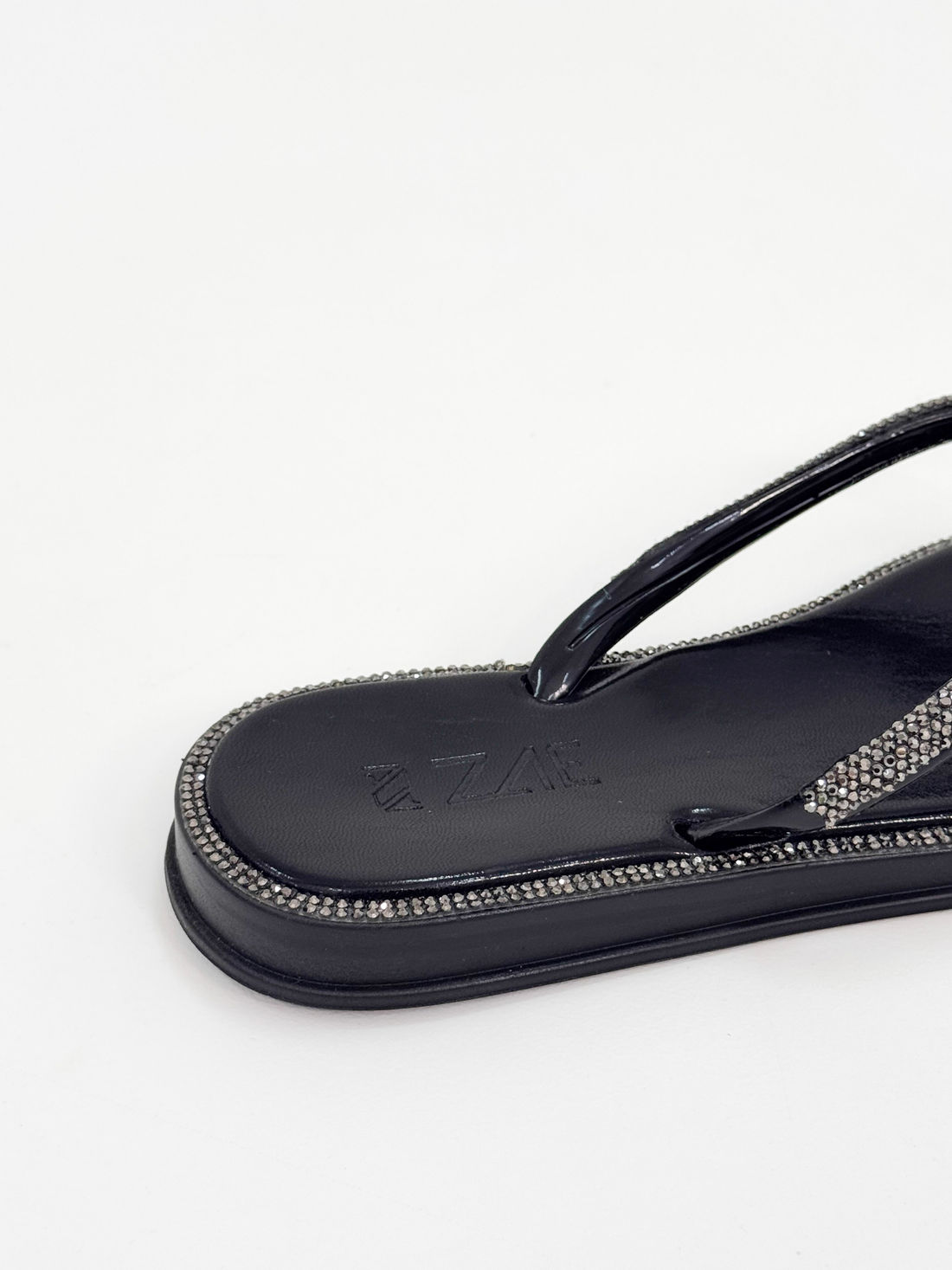 Martina - Chinelo Papete Preto com Detalhe Trançado e Aplicações Martina - Chinelo Papete Preto com Detalhe Trançado e Aplicações
