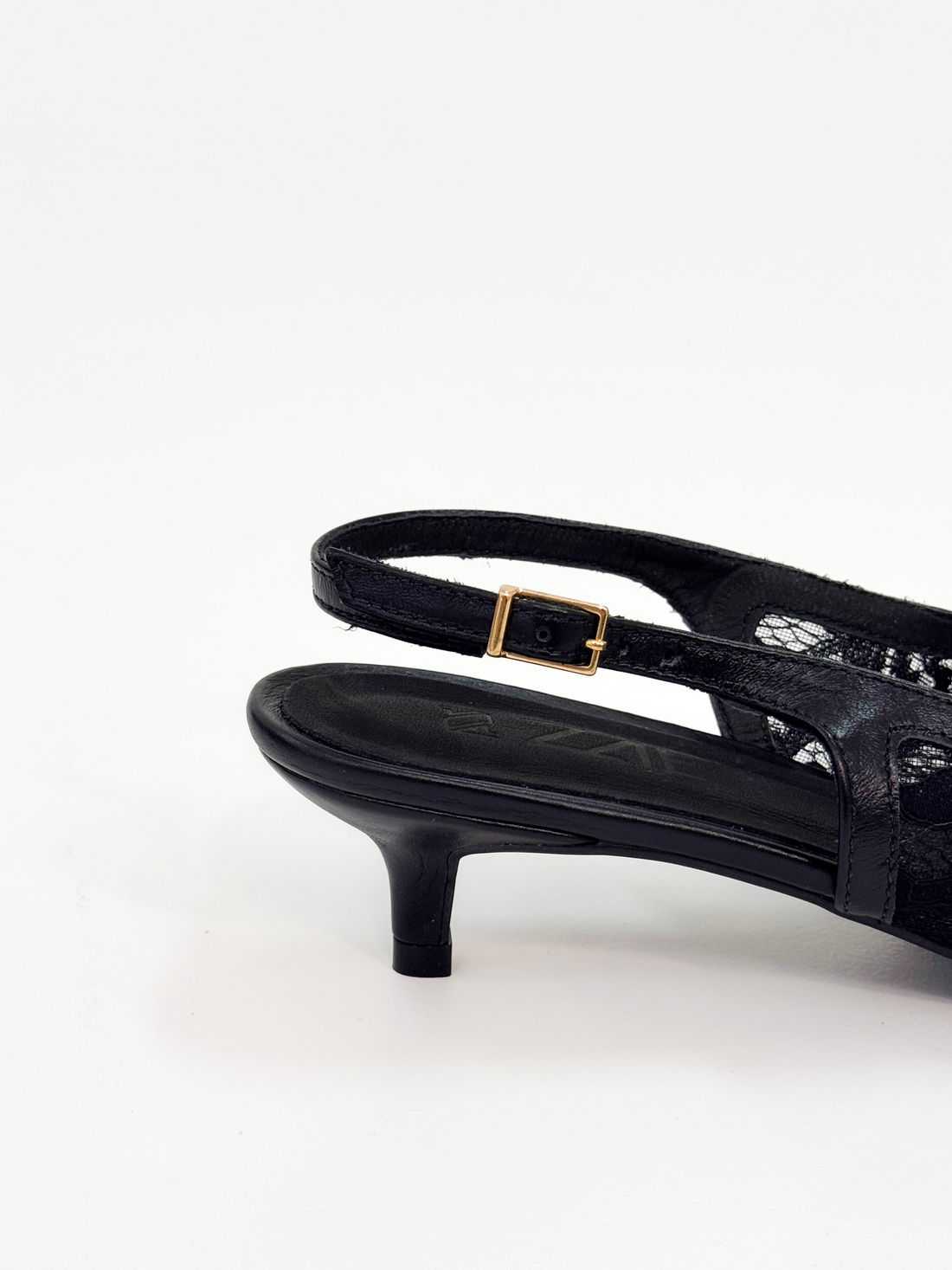 Vania- Scarpin Slingback em Renda Preta com Salto Fino Vania- Scarpin Slingback em Renda Preta com Salto Fino