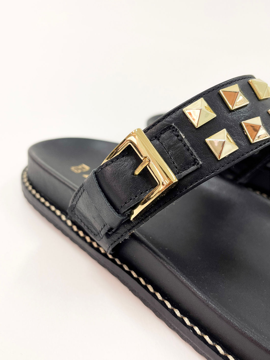 Roberta - Flat em Couro Preto com Spikes Dourados e Fivela Ajustável Roberta - Flat em Couro Preto com Spikes Dourados e Fivela Ajustável