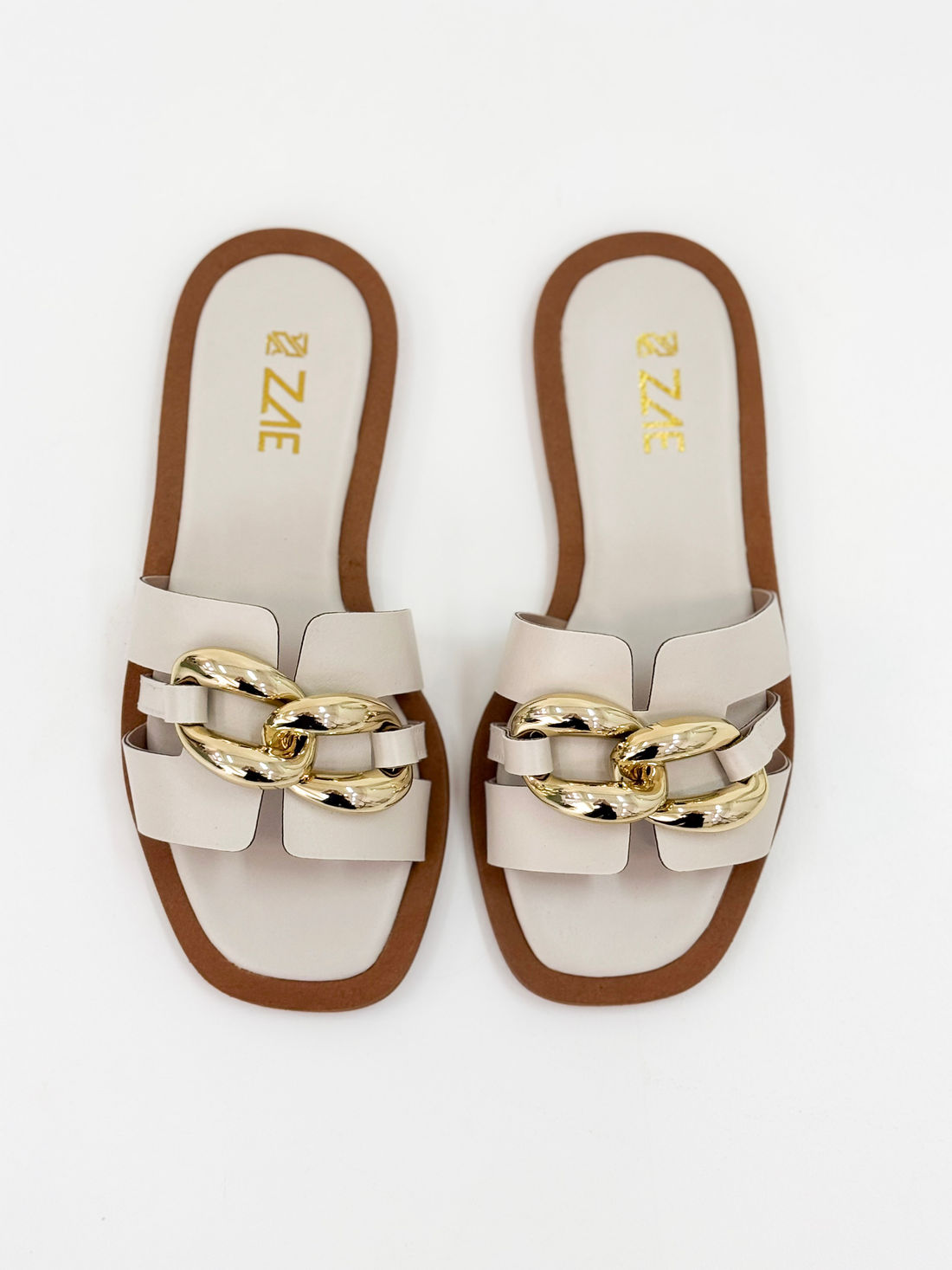 Clau – Chinelo Rasteira Off White com Detalhe Metálico Dourado Clau – Chinelo Rasteira Off White com Detalhe Metálico Dourado