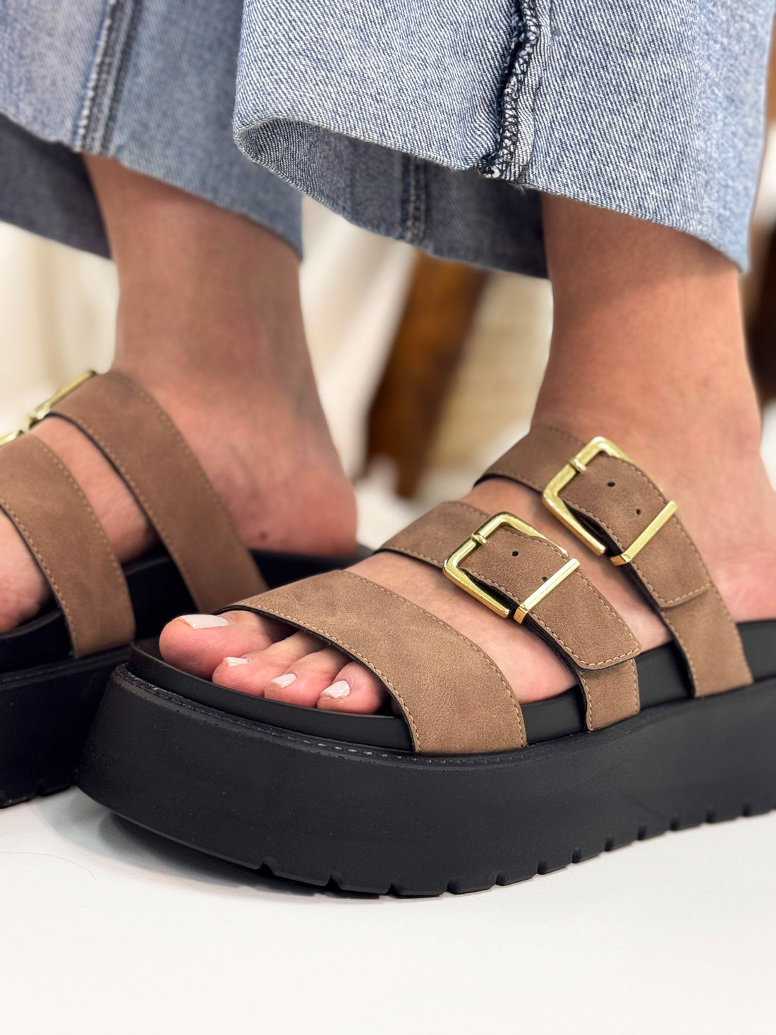 Vivi - Flat Plataforma em Nobuck Marrom Com Três Tiras