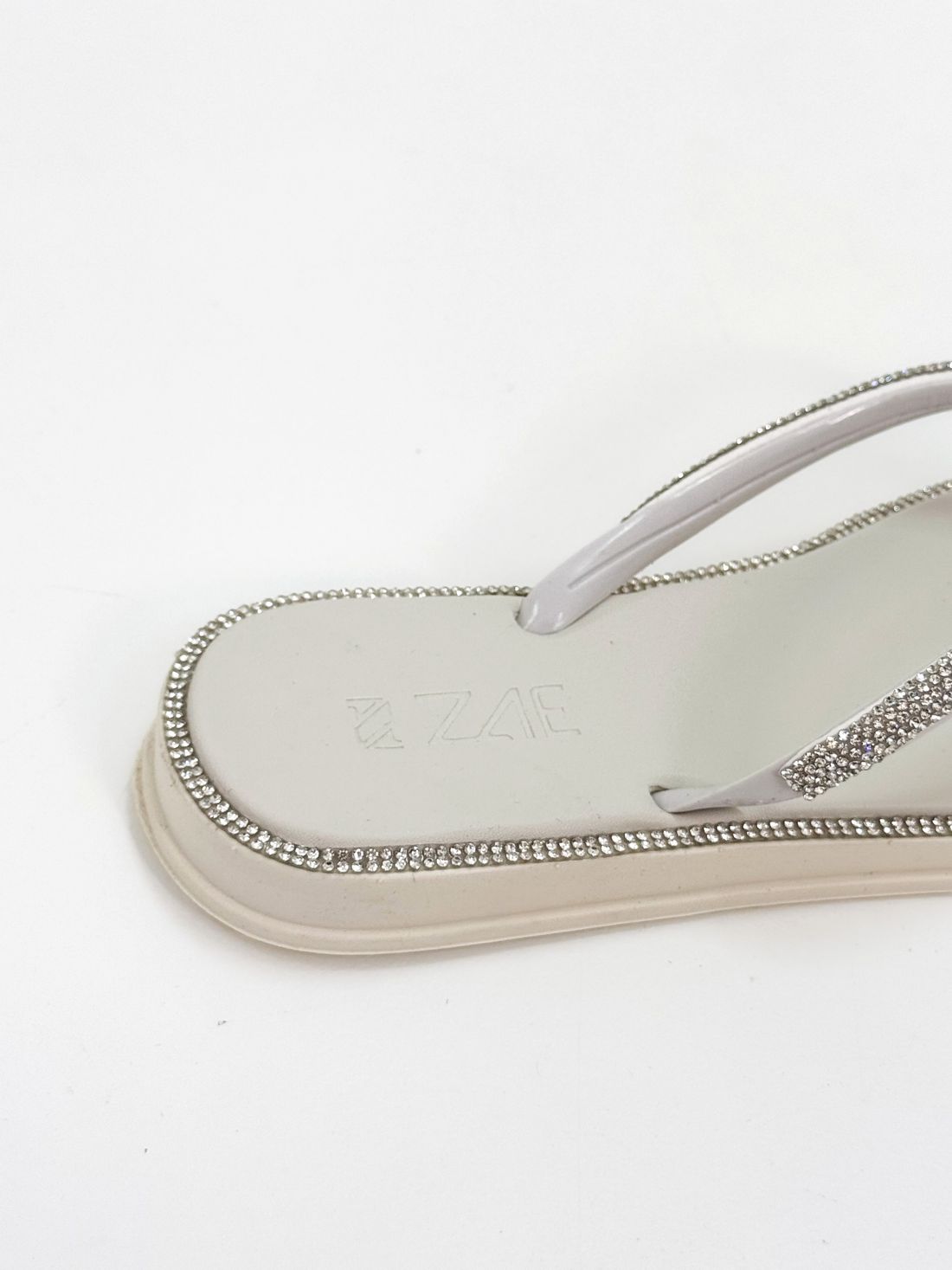 Martina - Chinelo Papete Off White com Detalhe Trançado e Aplicações Martina - Chinelo Papete Off White com Detalhe Trançado e Aplicações