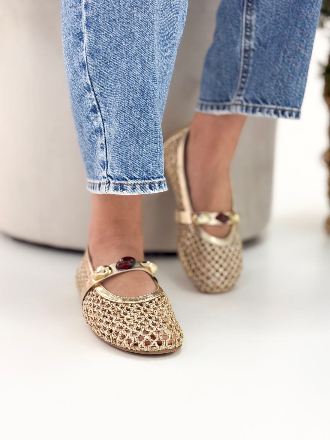 Tau - Sapatilha em Tela Metalizada Ouro com Detalhe Dourado e Pedras Tau - Sapatilha em Tela Metalizada Ouro com Detalhe Dourado e Pedras
