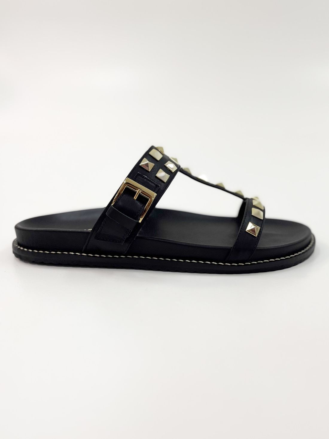 Roberta - Flat em Couro Preto com Spikes Dourados e Fivela Ajustável Roberta - Flat em Couro Preto com Spikes Dourados e Fivela Ajustável