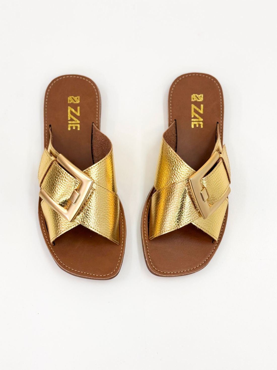 Joanice — Chinelo Rasteira Ouro com Fivela Dourada Joanice — Chinelo Rasteira Ouro com Fivela Dourada