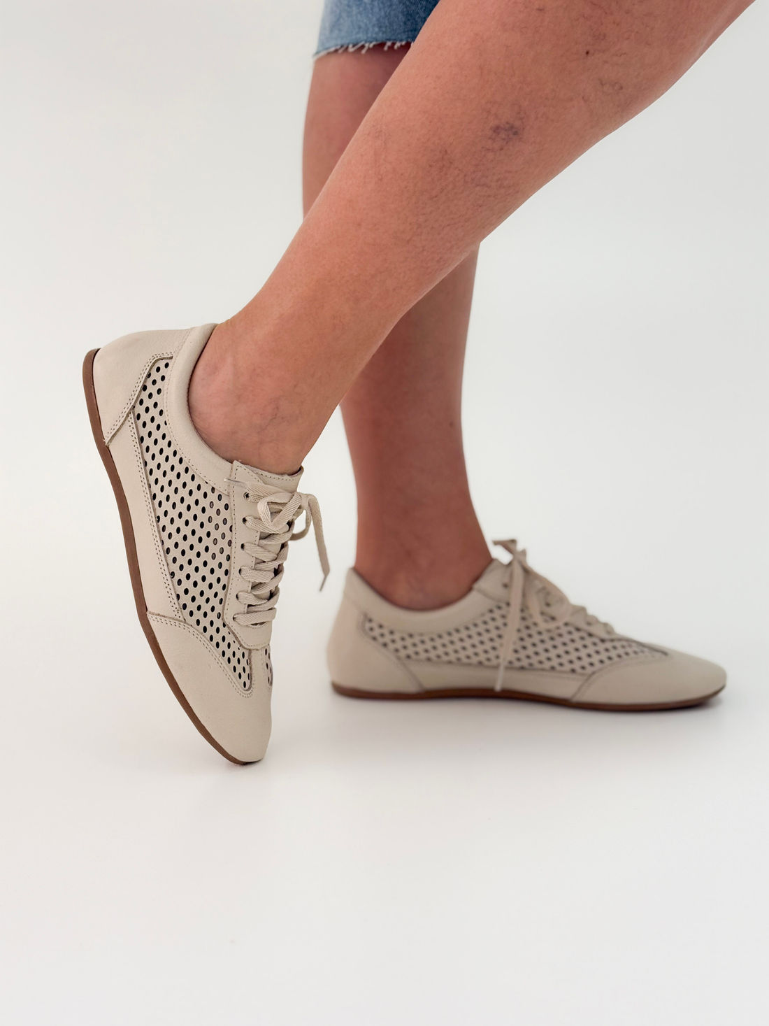 Zê - Tênis Feminino em Couro Off White com Textura Vazada Zê - Tênis Feminino em Couro Off White com Textura Vazada