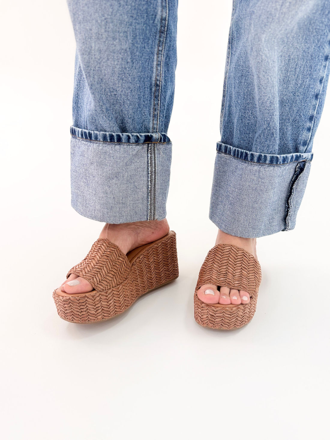 Sandra - Tamanco Tramado em Ráfia cor Ferrugem com Solado Flatform Sandra - Tamanco Tramado em Ráfia cor Ferrugem com Solado Flatform
