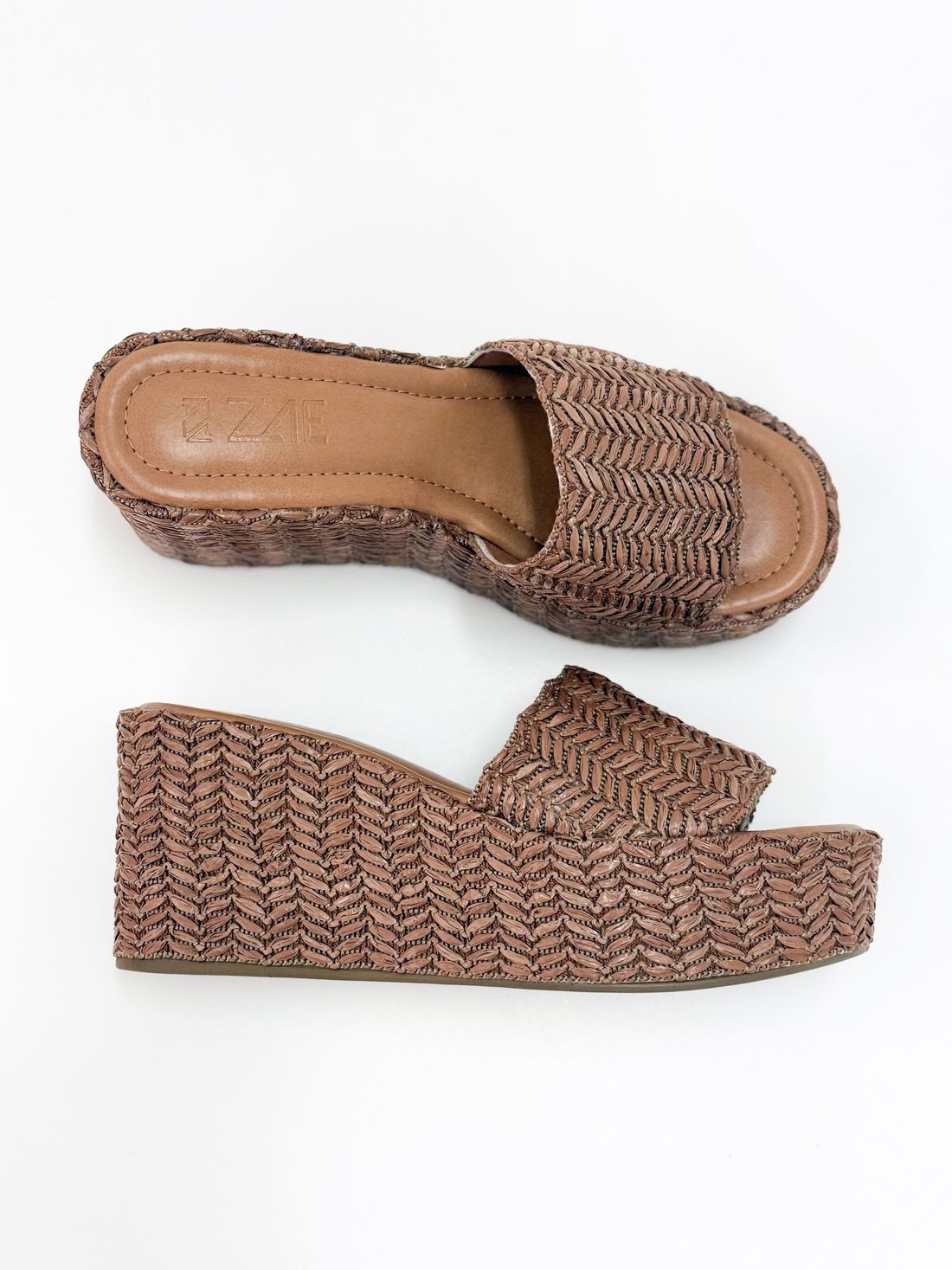 Sandra - Tamanco Tramado em Ráfia cor Ferrugem com Solado Flatform Sandra - Tamanco Tramado em Ráfia cor Ferrugem com Solado Flatform