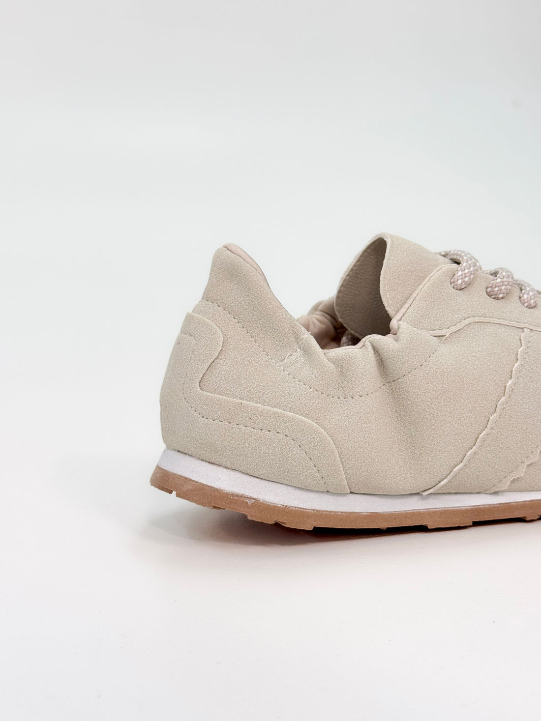 Capri - Tênis em Suede Off White com Recortes e Solado em Borracha Capri - Tênis em Suede Off White com Recortes e Solado em Borracha