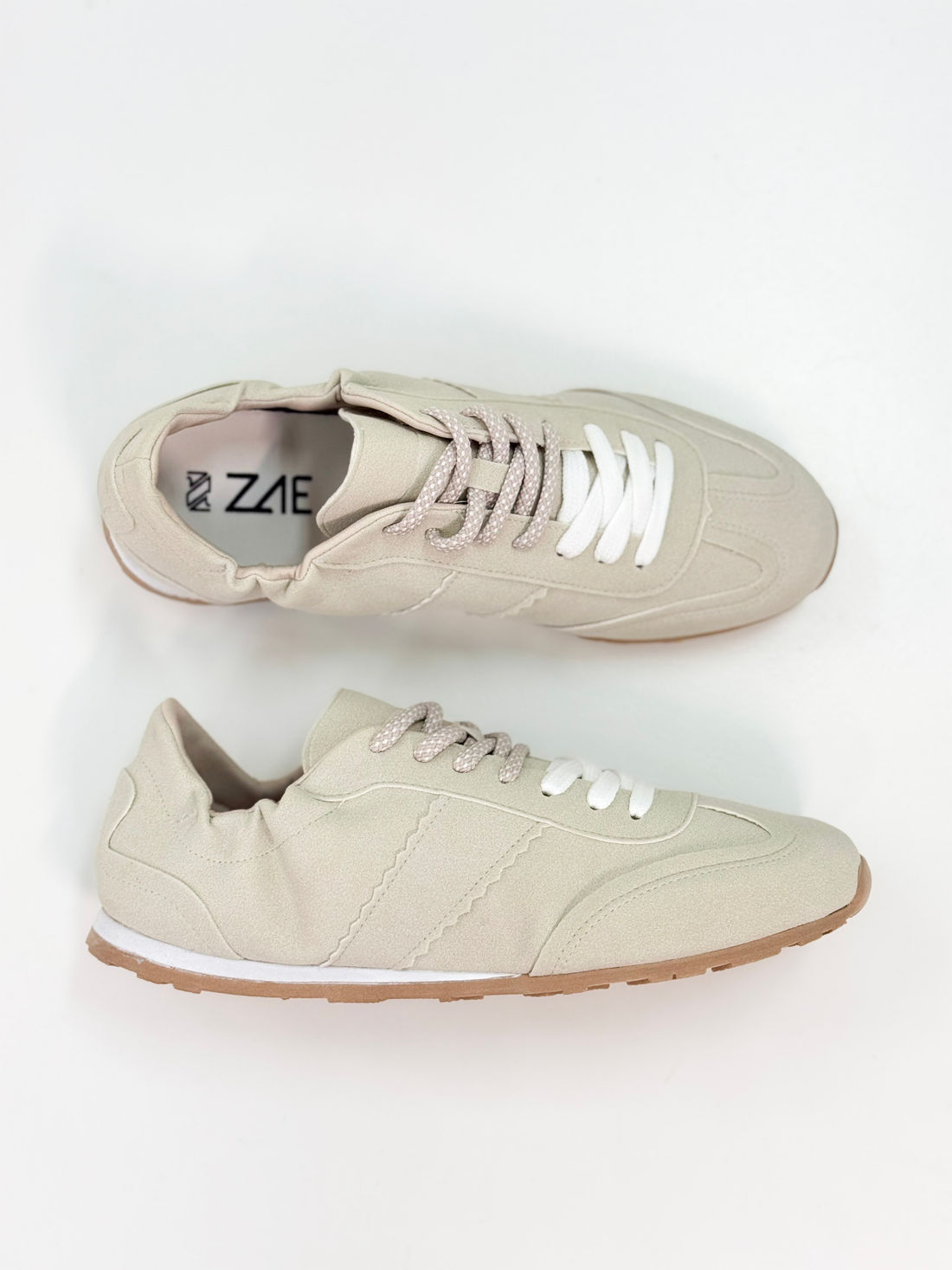 Capri - Tênis em Suede Off White com Recortes e Solado em Borracha Capri - Tênis em Suede Off White com Recortes e Solado em Borracha