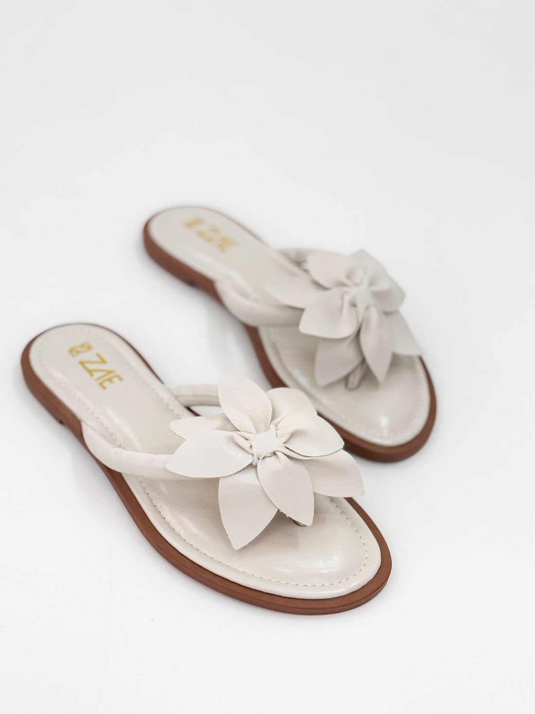 Dani — Chinelo Rasteira Off White com Flor Dani — Chinelo Rasteira Off White com Flor