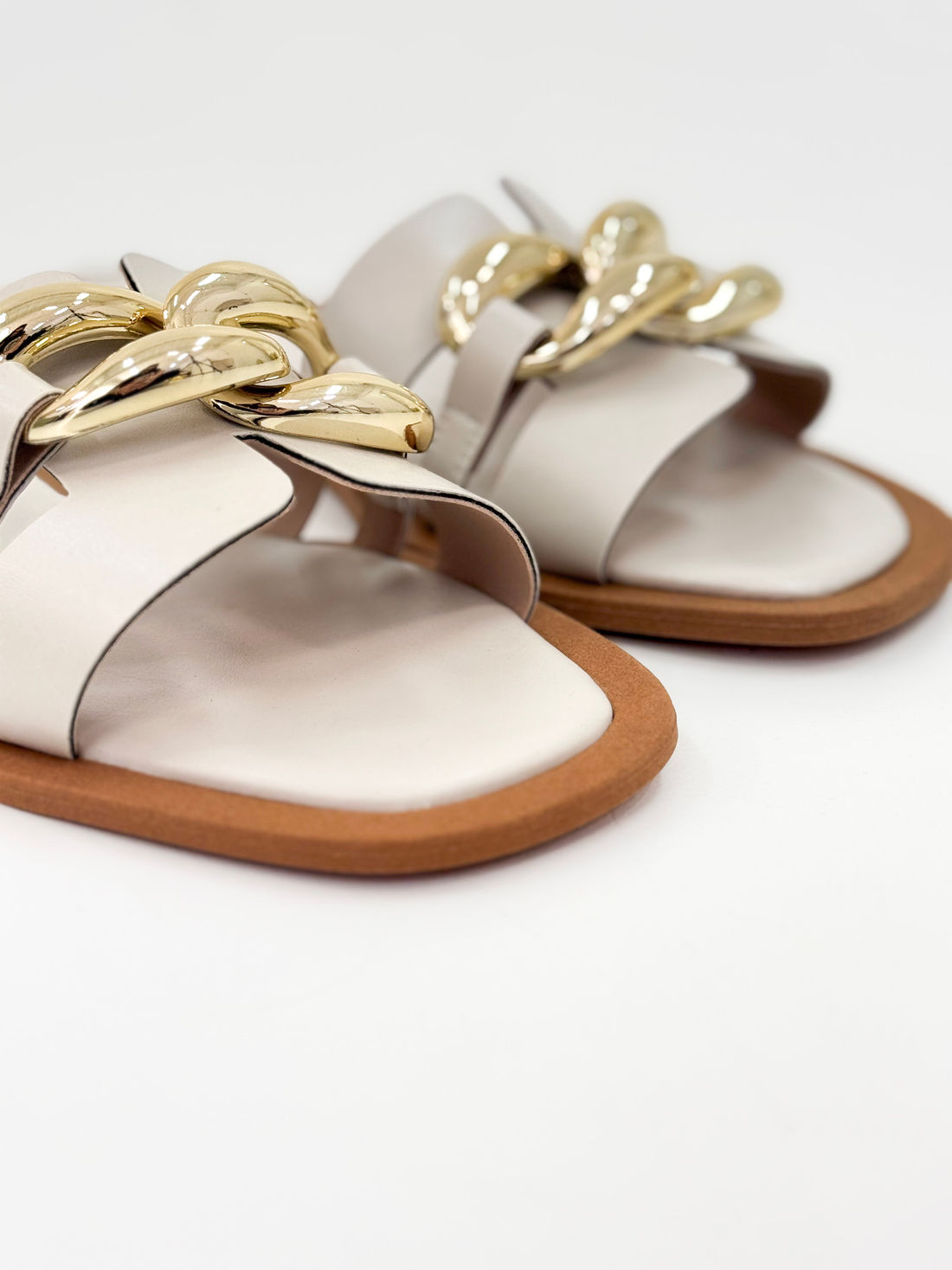Clau – Chinelo Rasteira Off White com Detalhe Metálico Dourado Clau – Chinelo Rasteira Off White com Detalhe Metálico Dourado