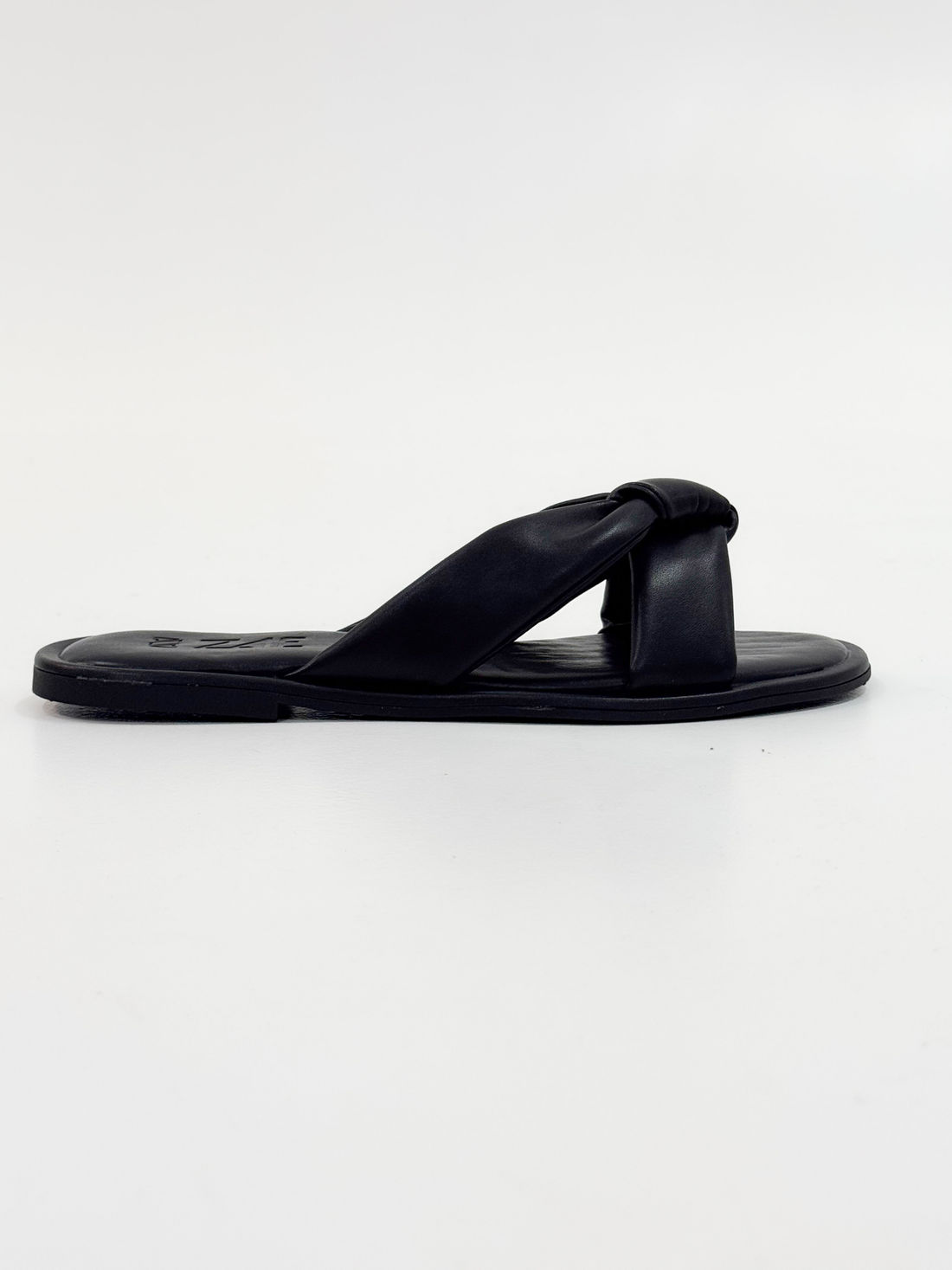 Sofi – Chinelo Rasteira Preta com Tiras Acolchoadas Sofi – Chinelo Rasteira Preta com Tiras Acolchoadas