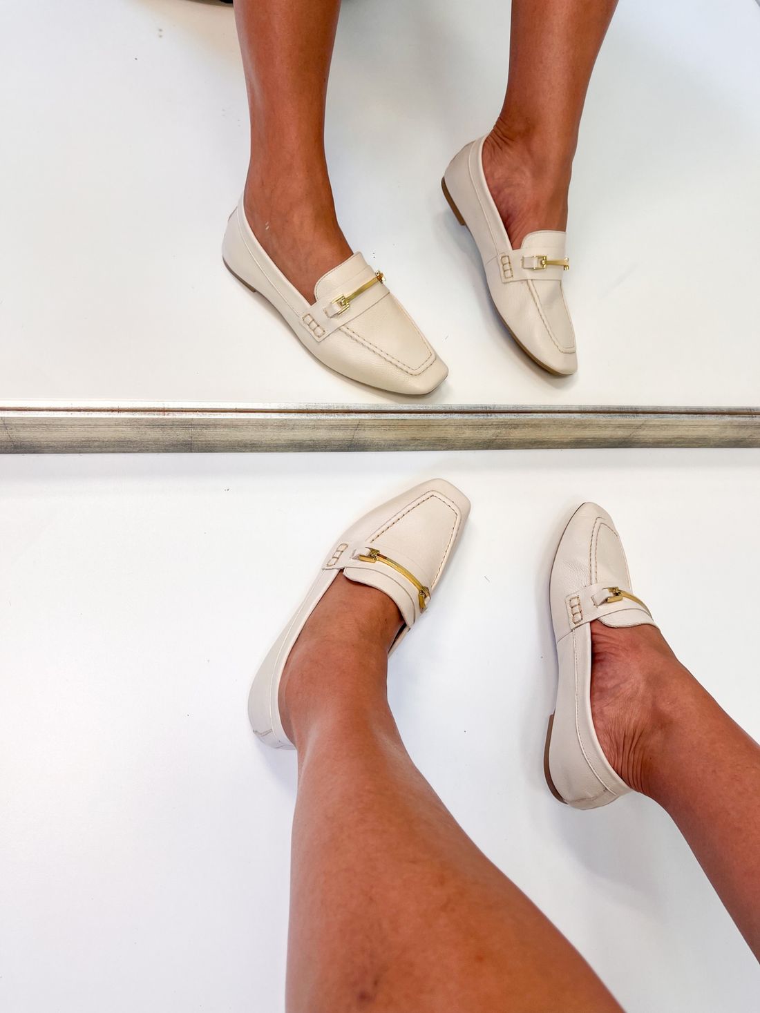 Bela - Mocassim Bico Quadrado em Couro Off White com Detalhe Dourado Bela - Mocassim Bico Quadrado em Couro Off White com Detalhe Dourado
