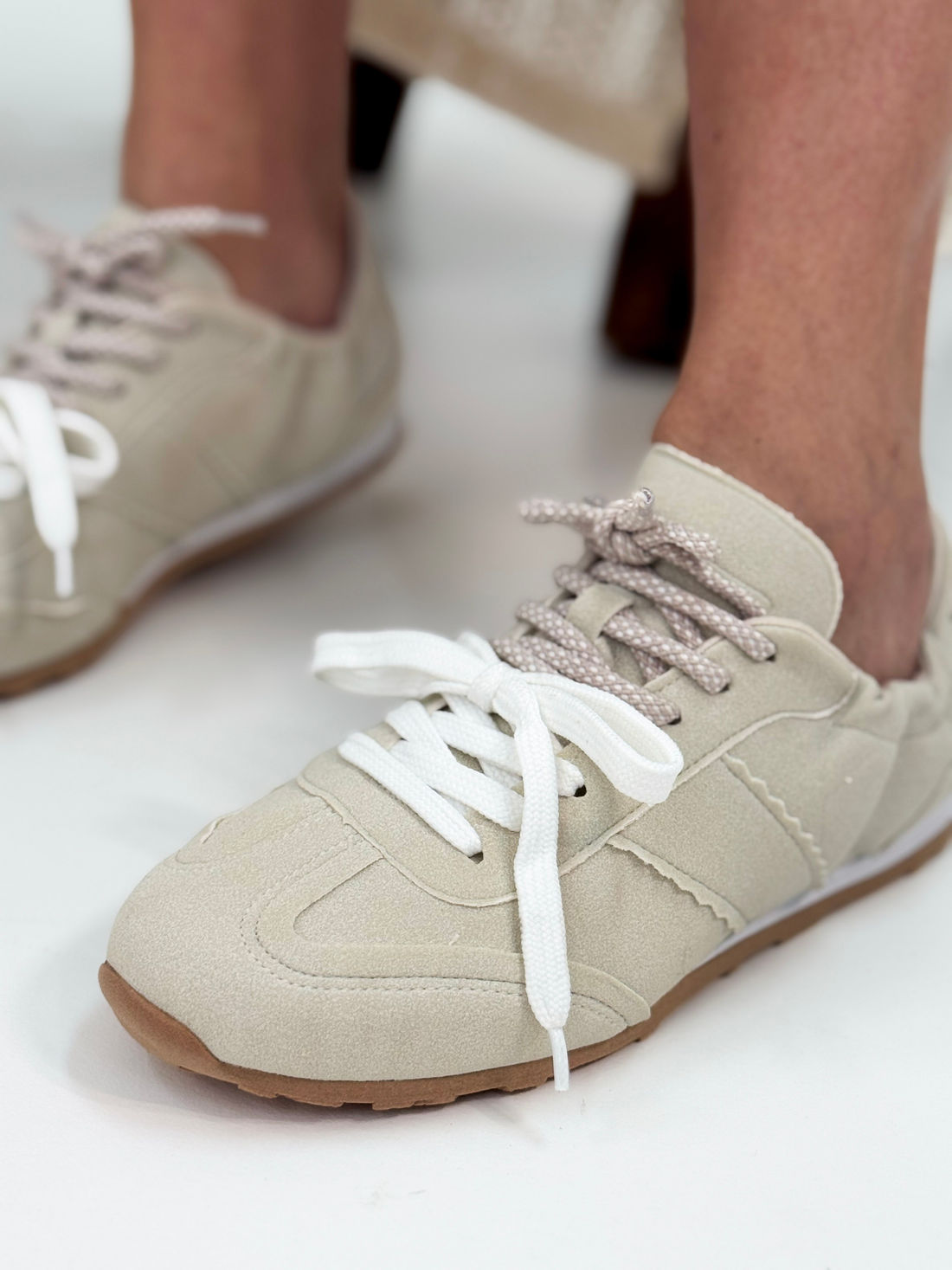 Capri - Tênis em Suede Off White com Recortes e Solado em Borracha Capri - Tênis em Suede Off White com Recortes e Solado em Borracha