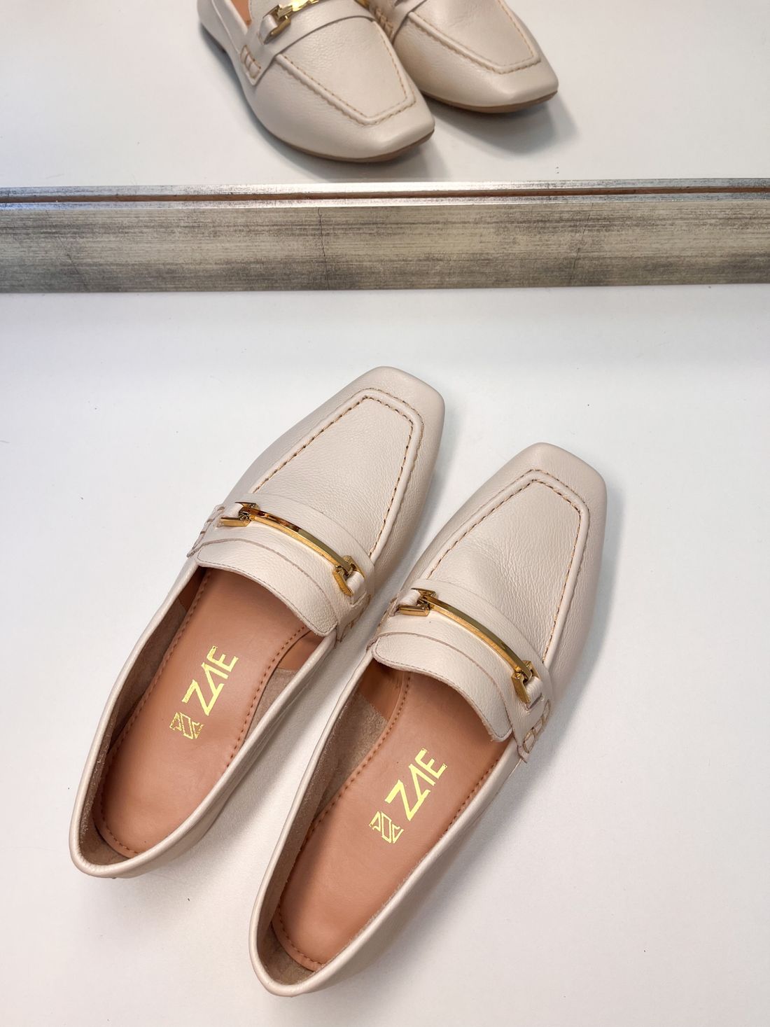 Bela - Mocassim Bico Quadrado em Couro Off White com Detalhe Dourado Bela - Mocassim Bico Quadrado em Couro Off White com Detalhe Dourado