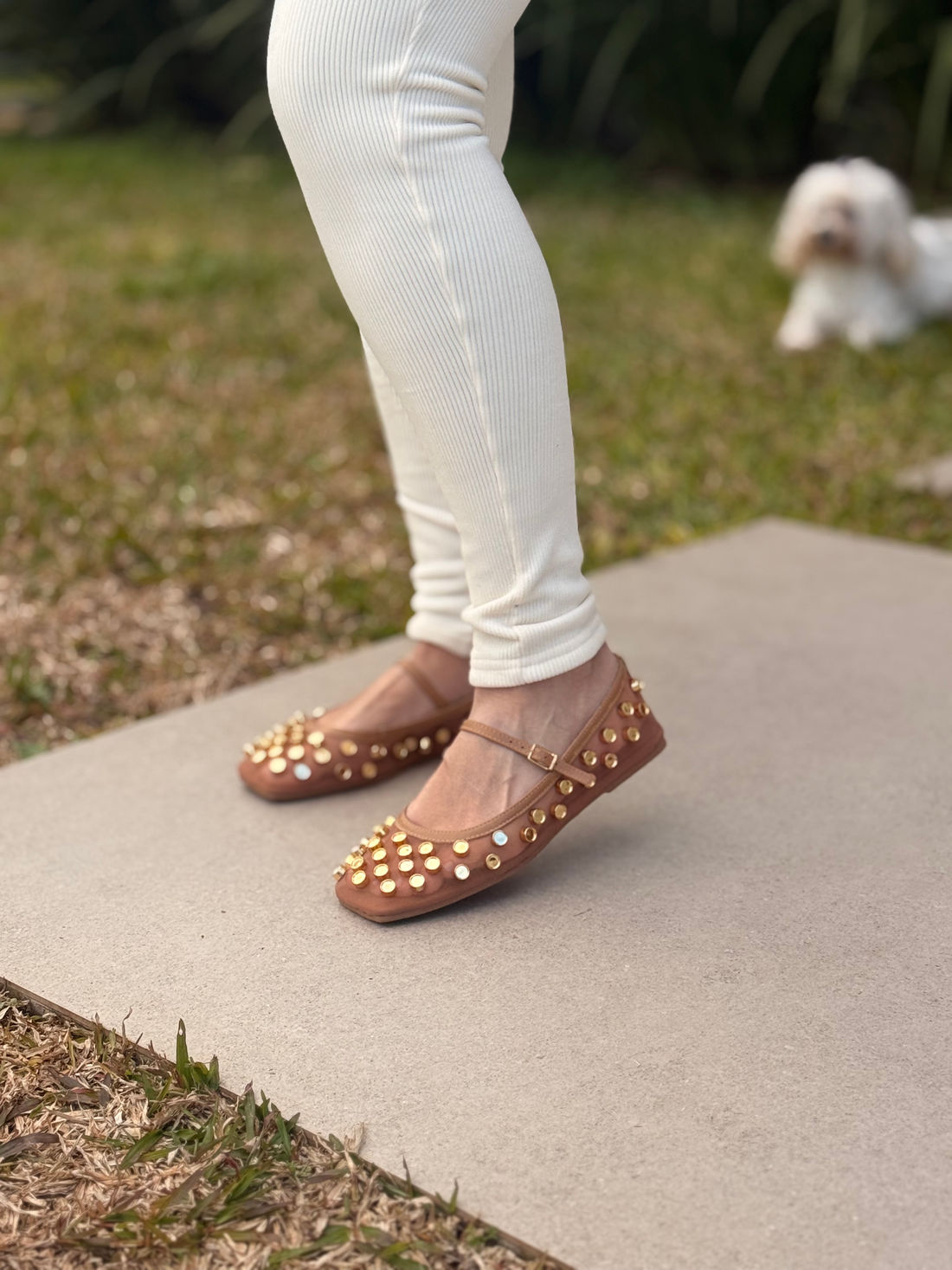 Belle - Sapatilha em Tela Coconut com Aplicações Metálicas Douradas Belle - Sapatilha em Tela Coconut com Aplicações Metálicas Douradas