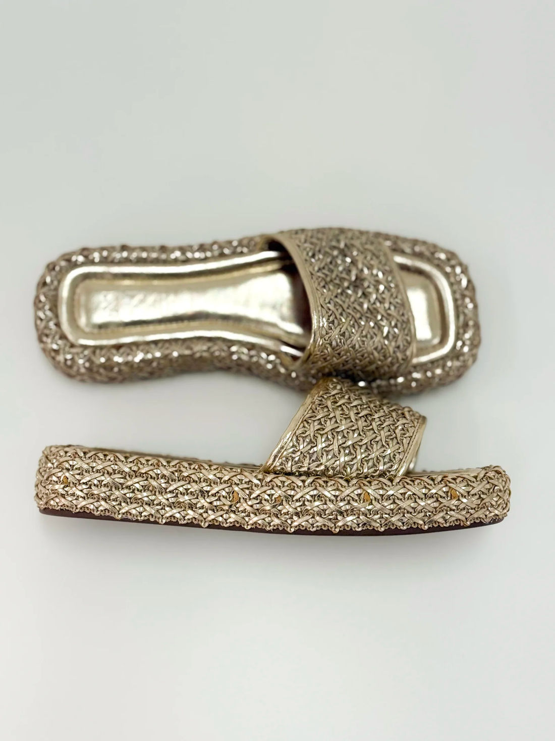 Brenda – Tamanco Flat em Dourado com Detalhes Texturizados Brenda – Tamanco Flat em Dourado com Detalhes Texturizados
