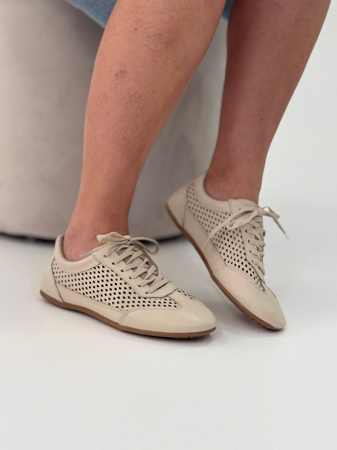 Zê - Tênis Feminino em Couro Off White com Textura Vazada Zê - Tênis Feminino em Couro Off White com Textura Vazada