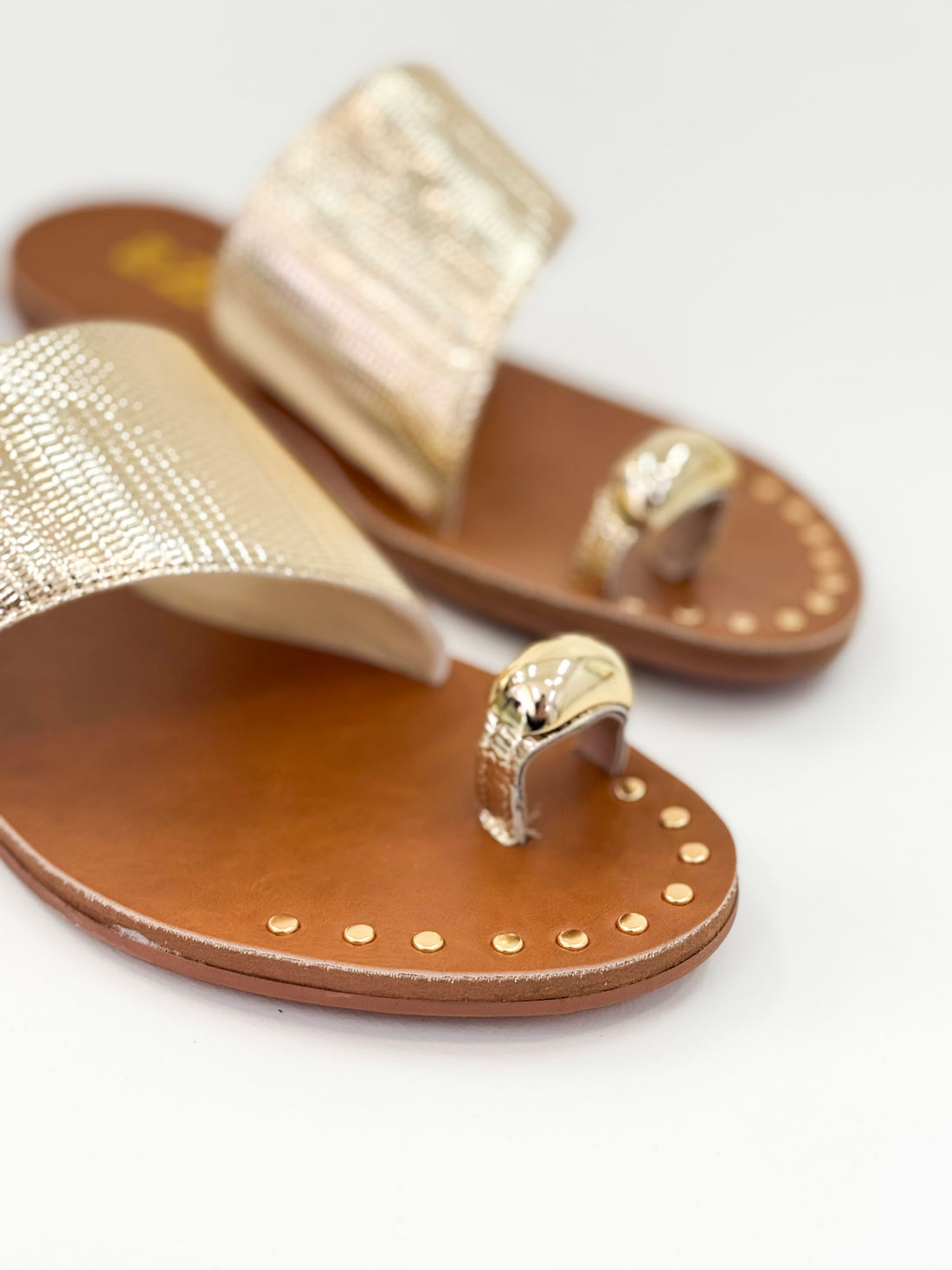 Riti – Chinelo Rasteira Ouro Light com Tira Metalizada e Detalhes Dourados Riti – Chinelo Rasteira Ouro Light com Tira Metalizada e Detalhes Dourados
