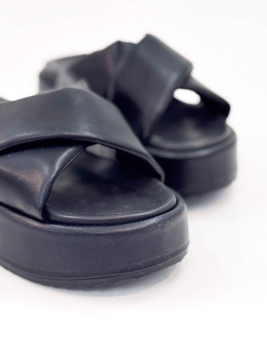 Marci – Tamanco Plataforma Preto com Tiras Largas Cruzadas Marci – Tamanco Plataforma Preto com Tiras Largas Cruzadas