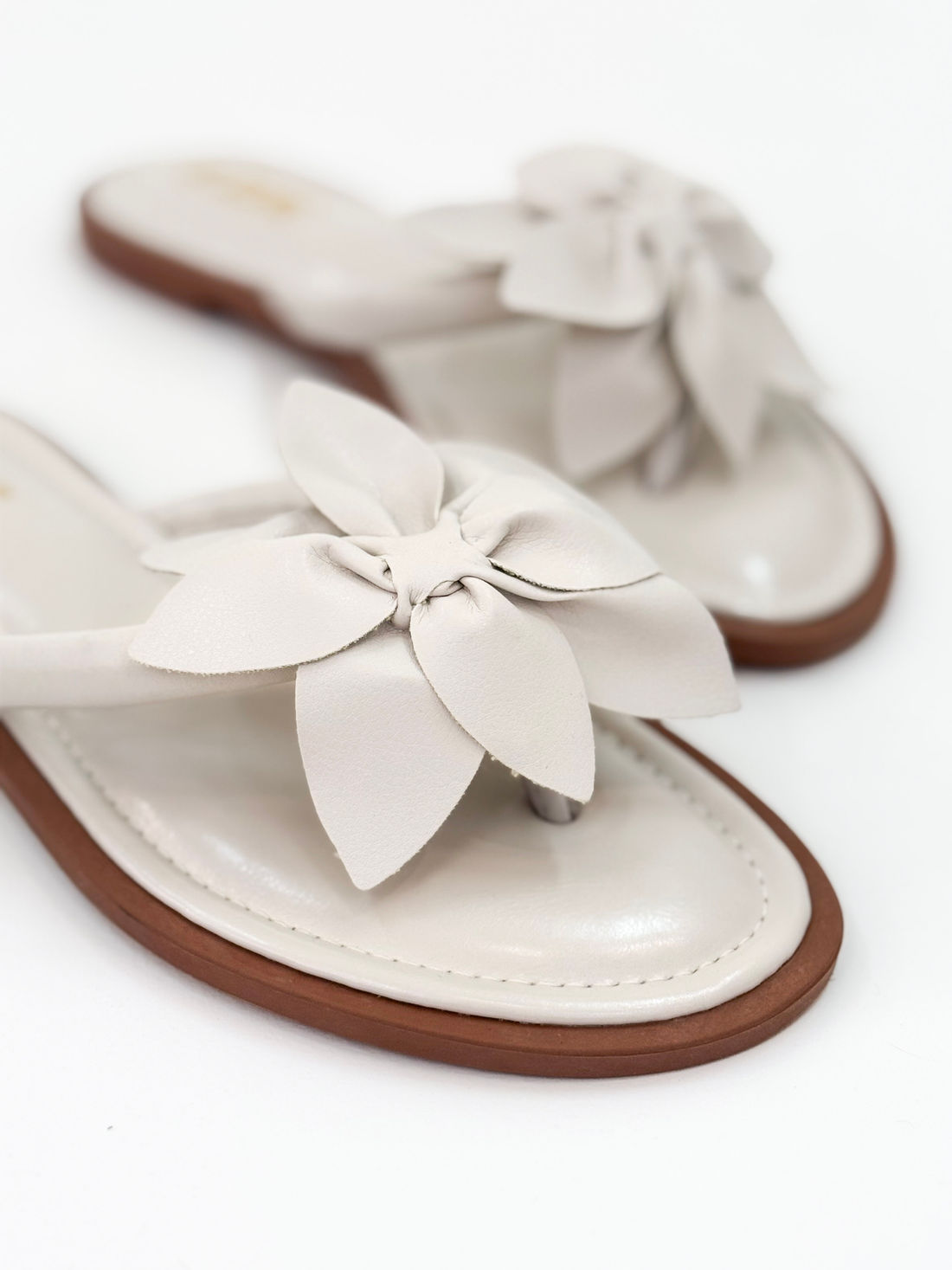 Dani — Chinelo Rasteira Off White com Flor Dani — Chinelo Rasteira Off White com Flor