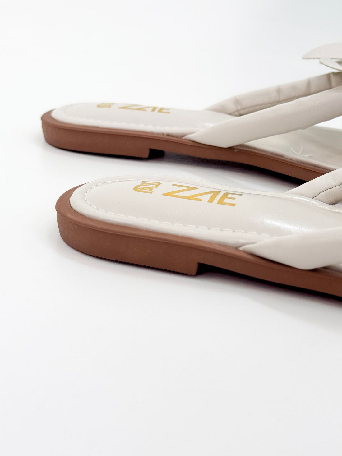 Dani — Chinelo Rasteira Off White com Flor Dani — Chinelo Rasteira Off White com Flor