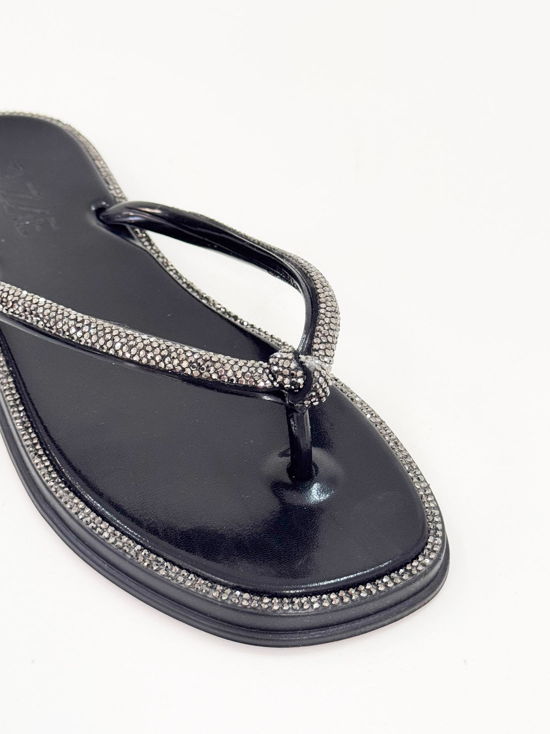 Martina - Chinelo Papete Preto com Detalhe Trançado e Aplicações Martina - Chinelo Papete Preto com Detalhe Trançado e Aplicações