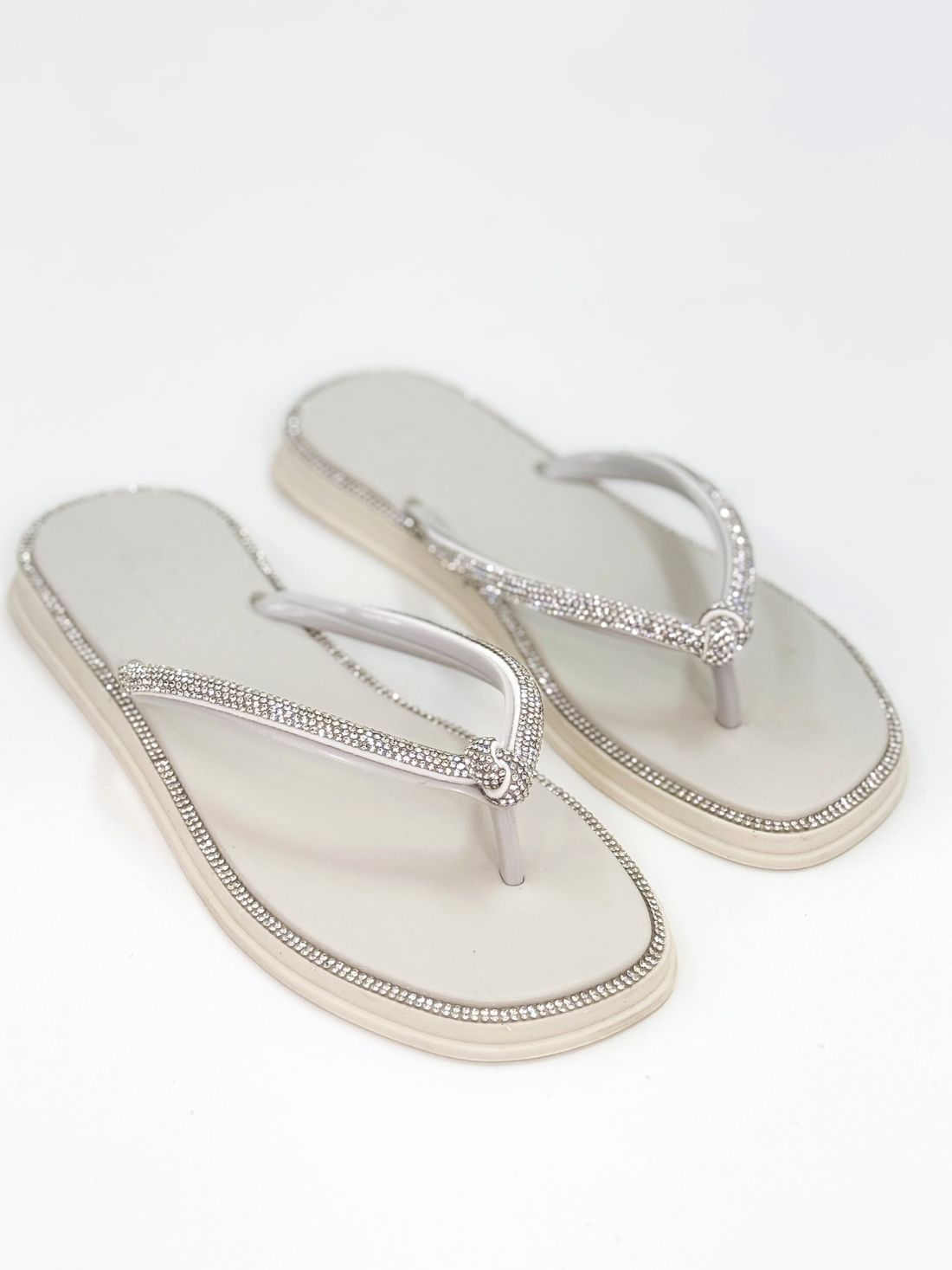 Martina - Chinelo Papete Off White com Detalhe Trançado e Aplicações Martina - Chinelo Papete Off White com Detalhe Trançado e Aplicações