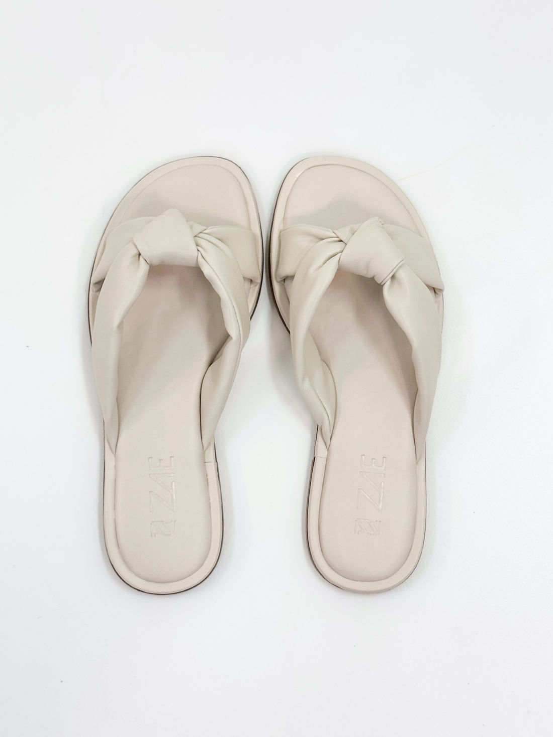 Sofi –Chinelo Rasteira Off White com Tiras Acolchoadas Sofi –Chinelo Rasteira Off White com Tiras Acolchoadas