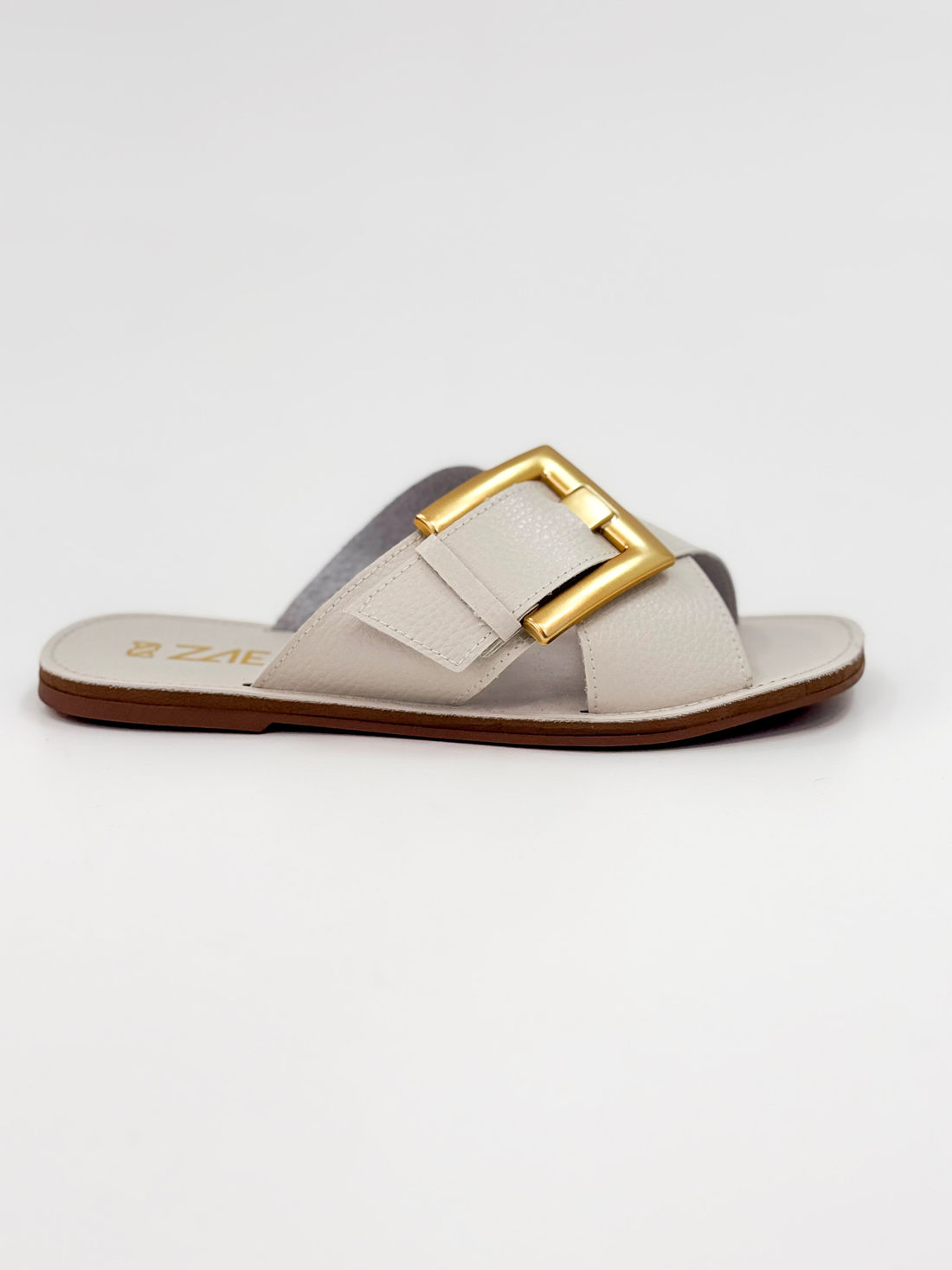 Joanice — Chinelo Rasteira Off White com Fivela Dourada Joanice — Chinelo Rasteira Off White com Fivela Dourada
