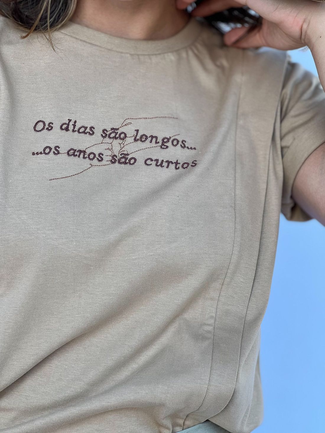Camiseta - Os dias são longos (não possui abertura para amamentação) Camiseta - Os dias são longos (não possui abertura para amamentação)