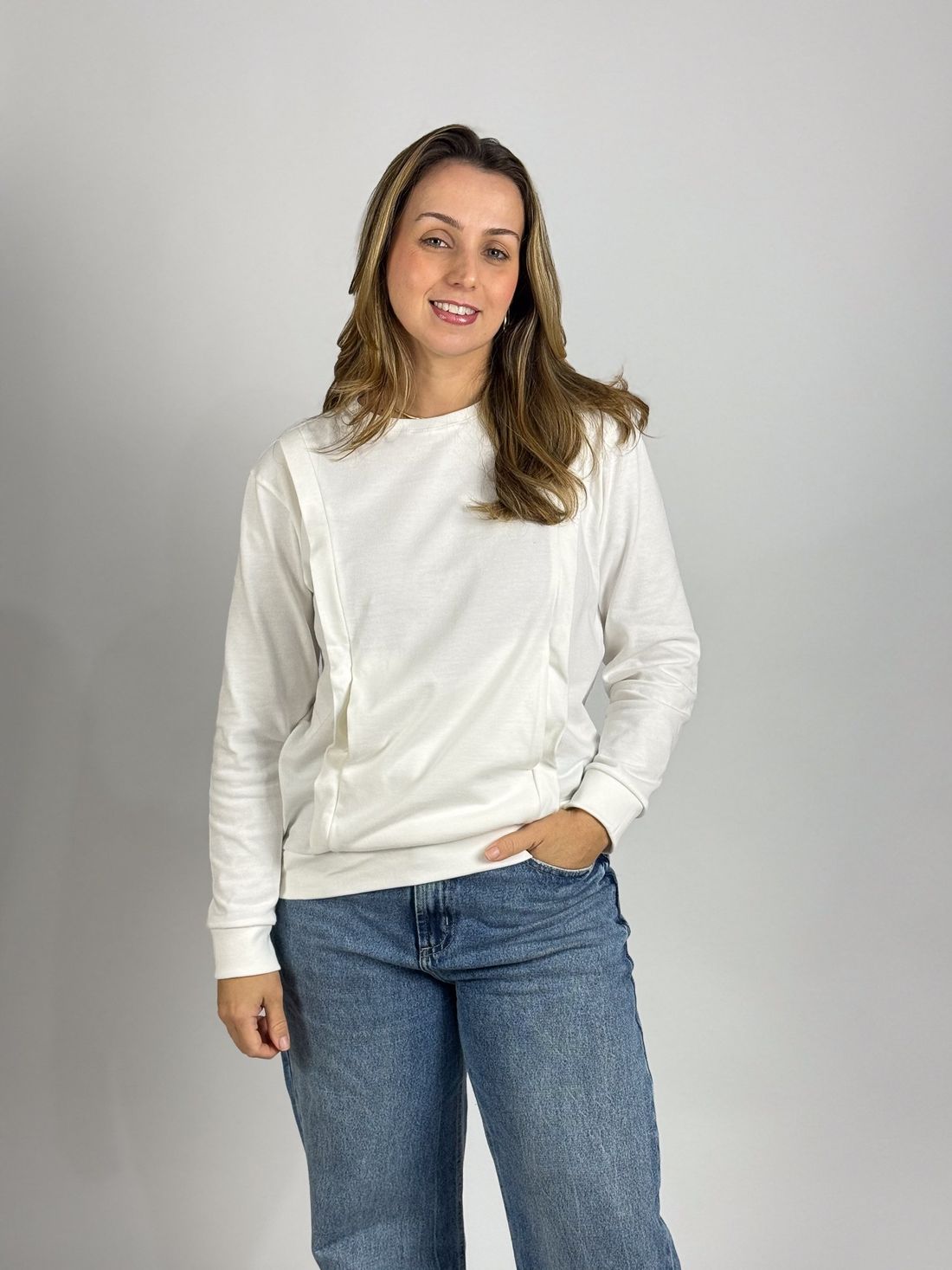 Blusa de amamentação Olívia - Off white Modelo de frente vestindo a blusa Olívia off white com calça jeans