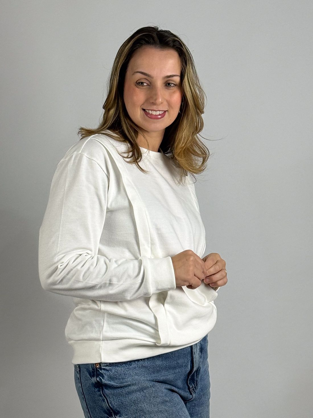 Blusa de amamentação Olívia - Off white Modelo em meio perfil vestindo a blusa Olívia off white