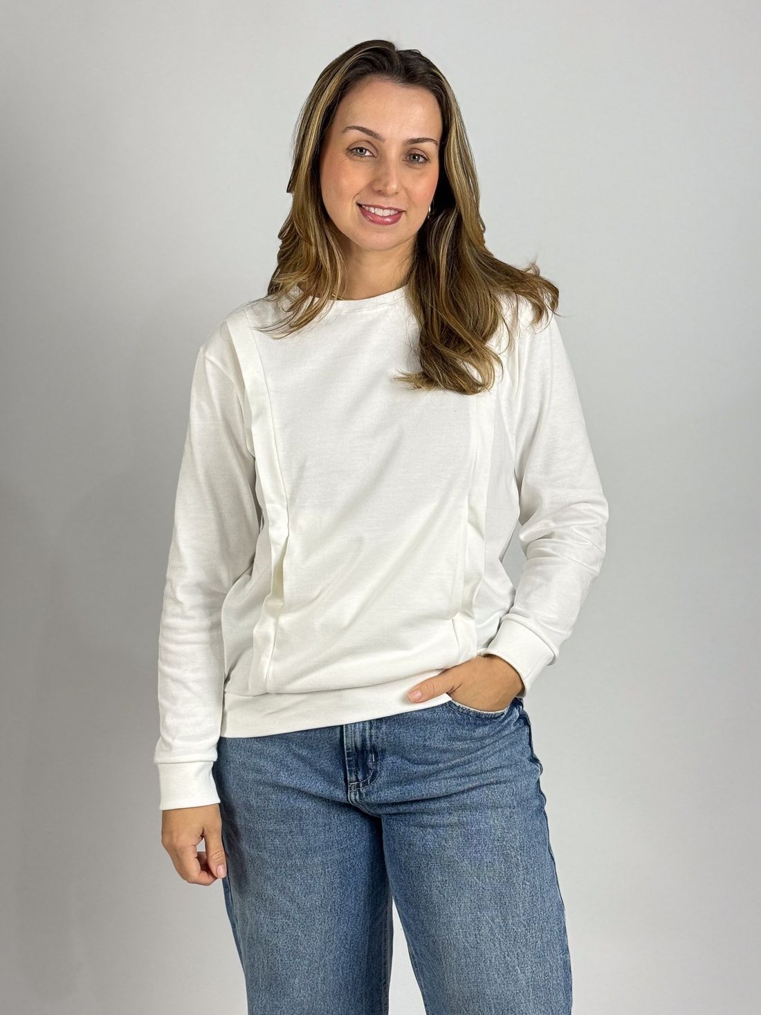 Blusa de amamentação Olívia - Off white Modelo de frente com a mão no bolso, blusa Olívia off white e calça jeans
