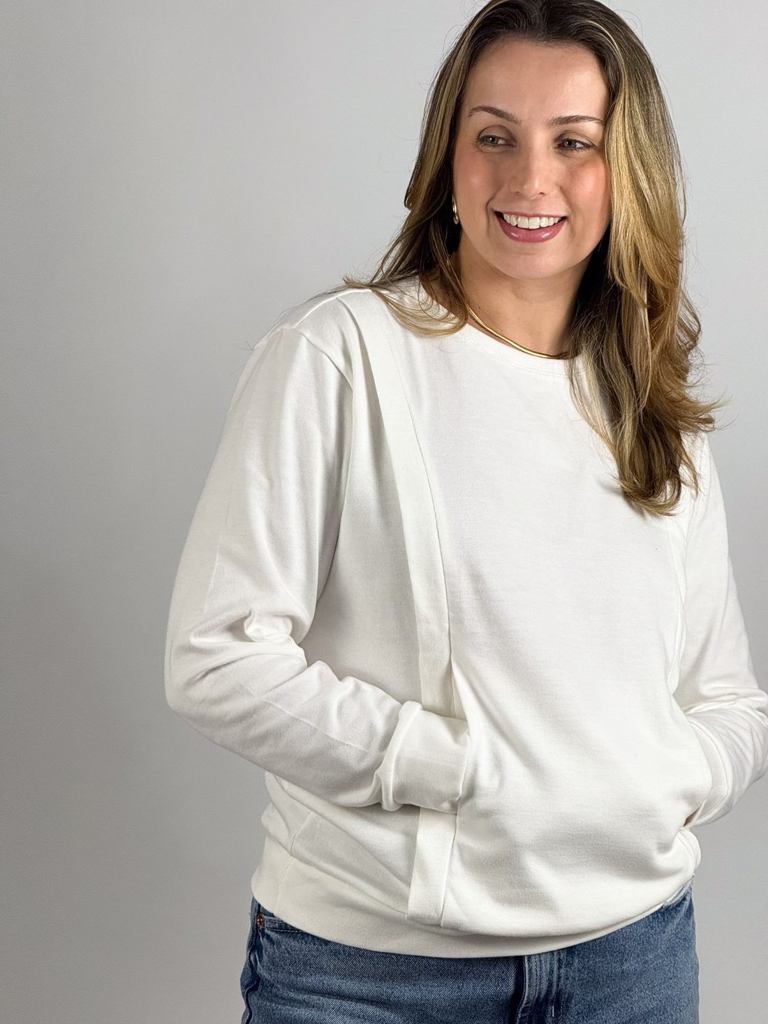 Blusa de amamentação Olívia - Off white Modelo usando o bolso invisível lateral da blusa Olívia off white