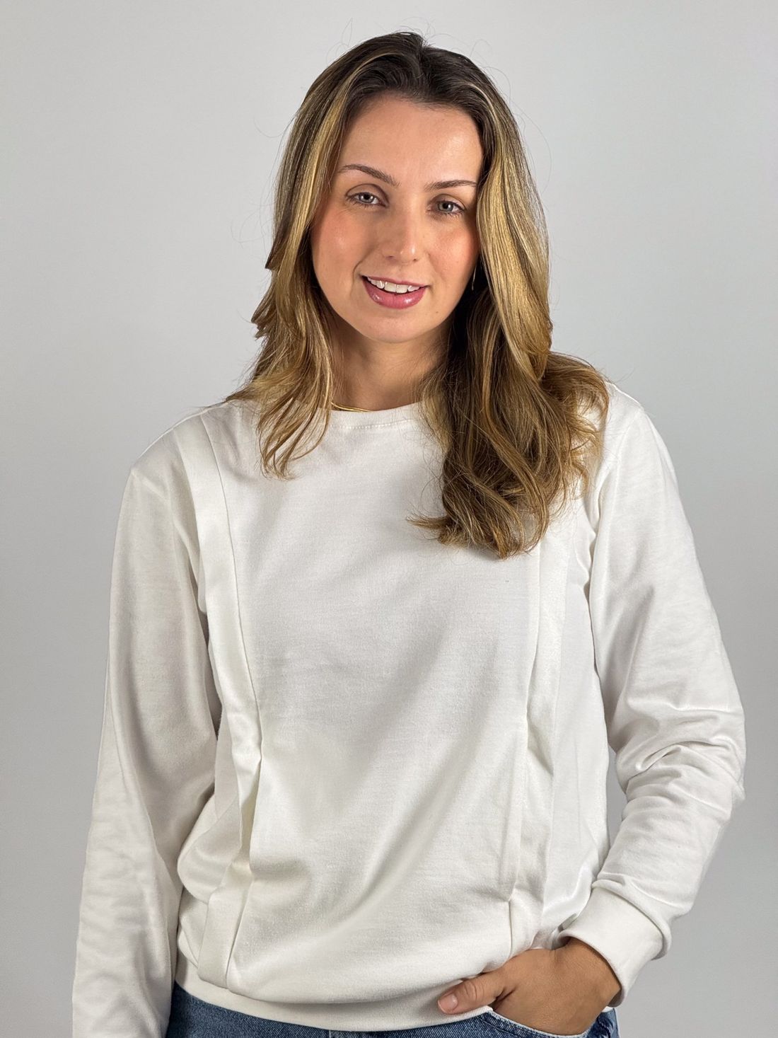 Blusa de amamentação Olívia - Off white Modelo sorrindo com a blusa Olívia off white, recortes frontais visíveis