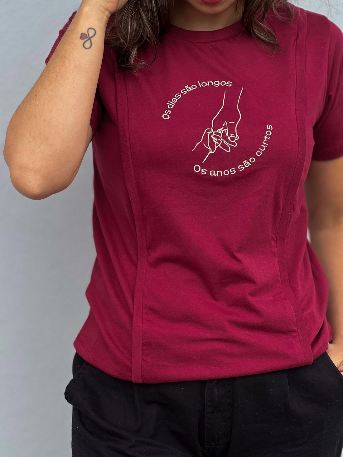 Camiseta de amamentação bordô - Os dias são longos