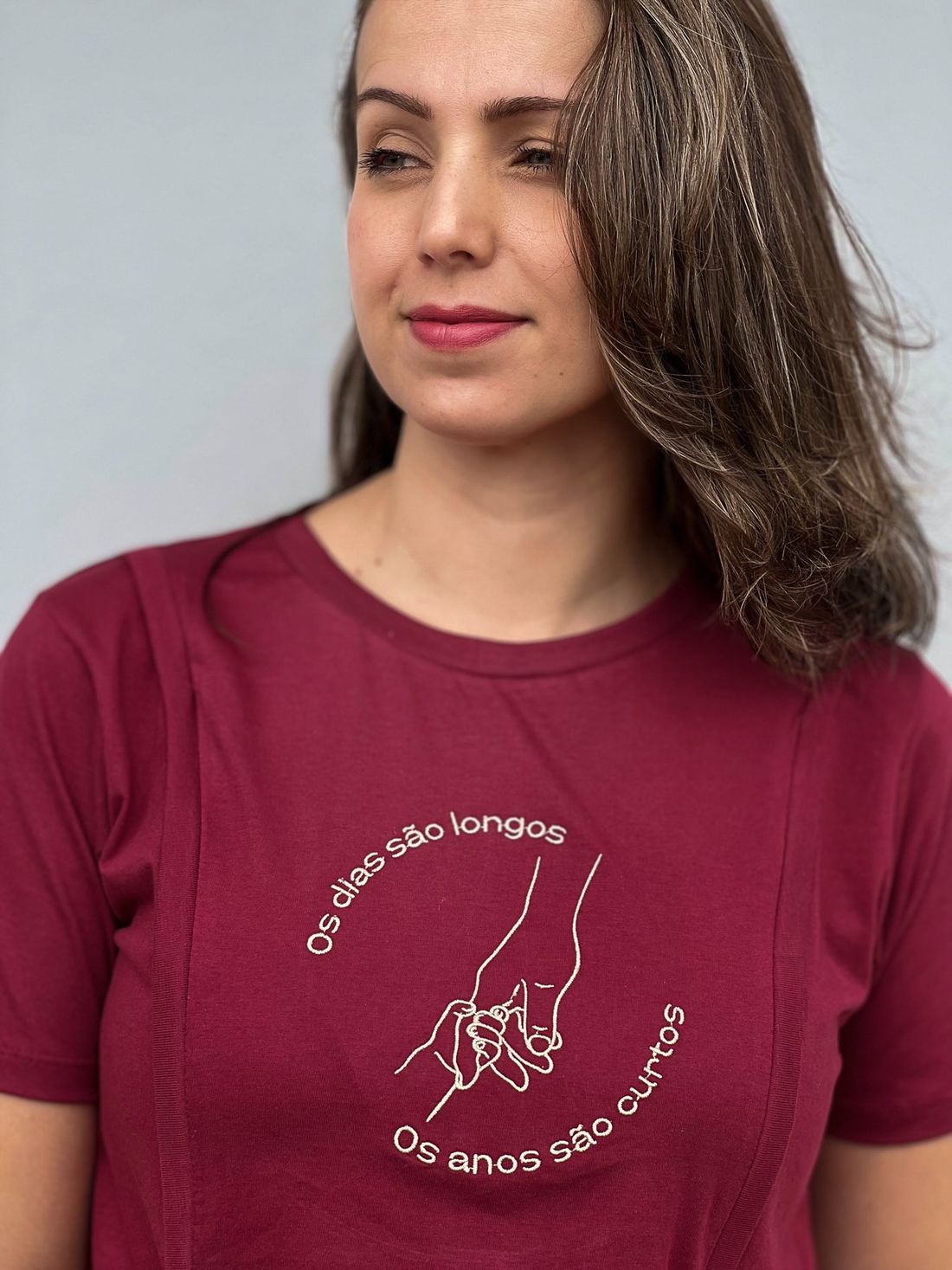 Camiseta de amamentação bordô - Os dias são longos