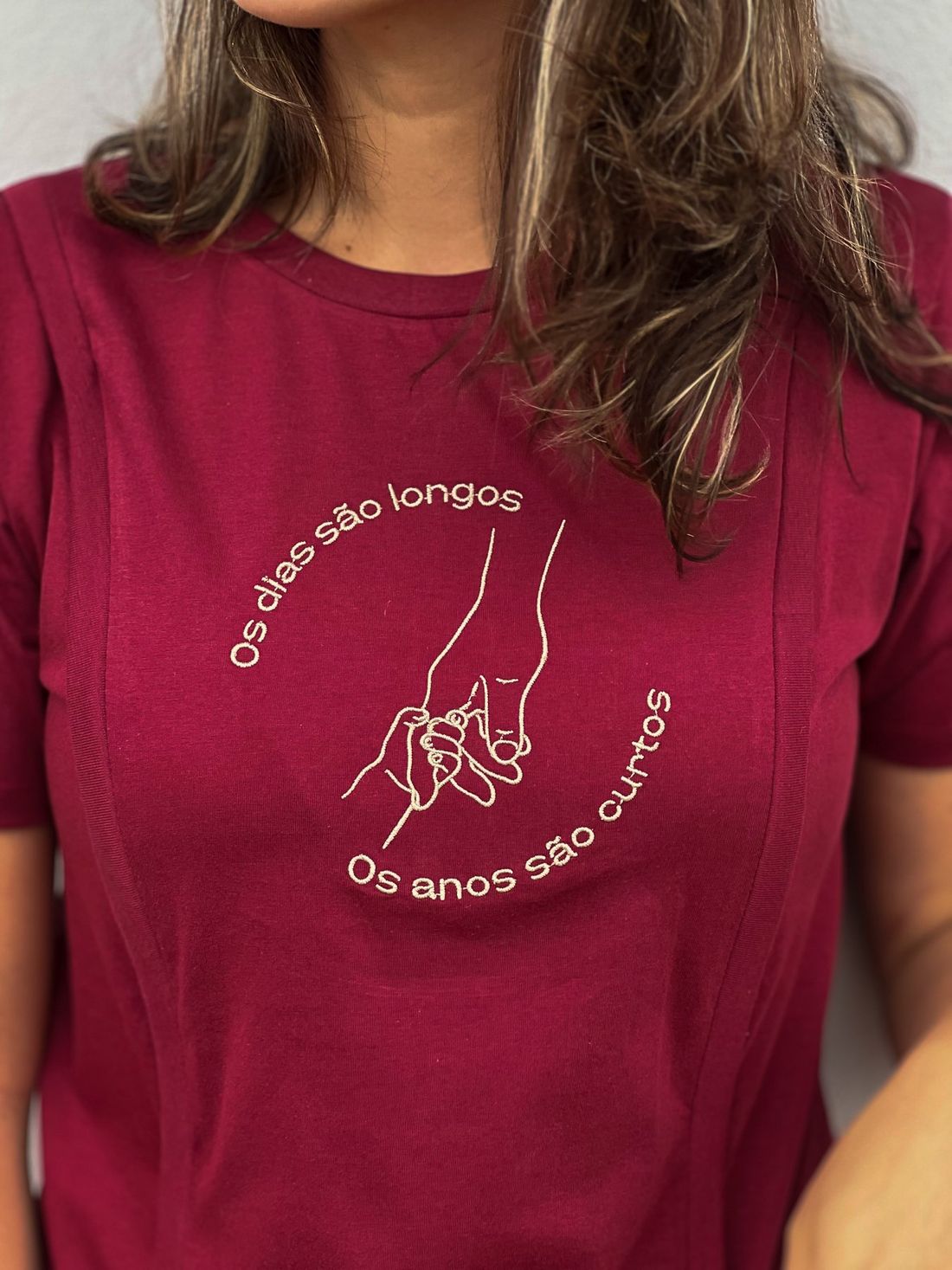 Camiseta de amamentação bordô - Os dias são longos