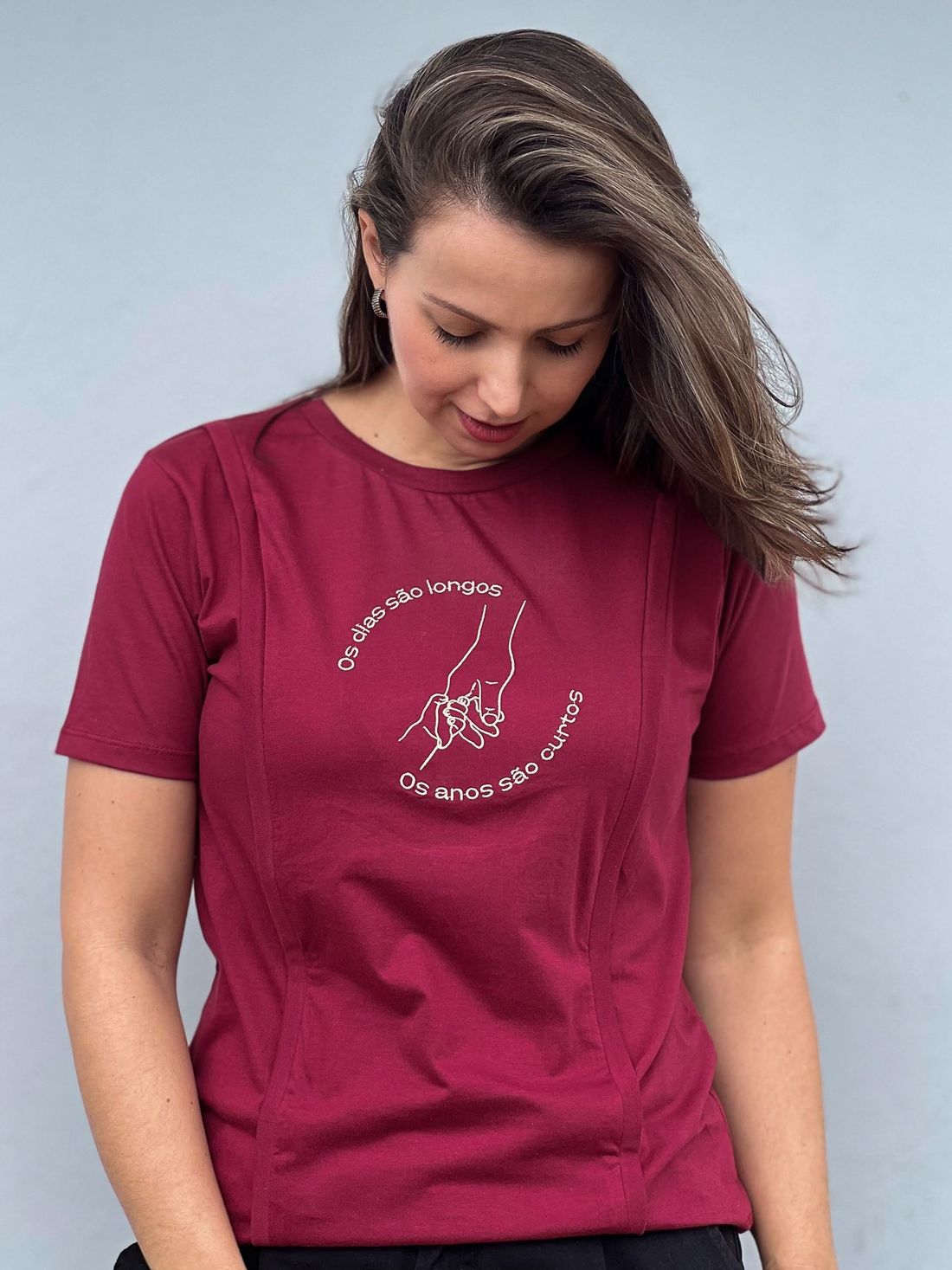 Camiseta de amamentação bordô - Os dias são longos