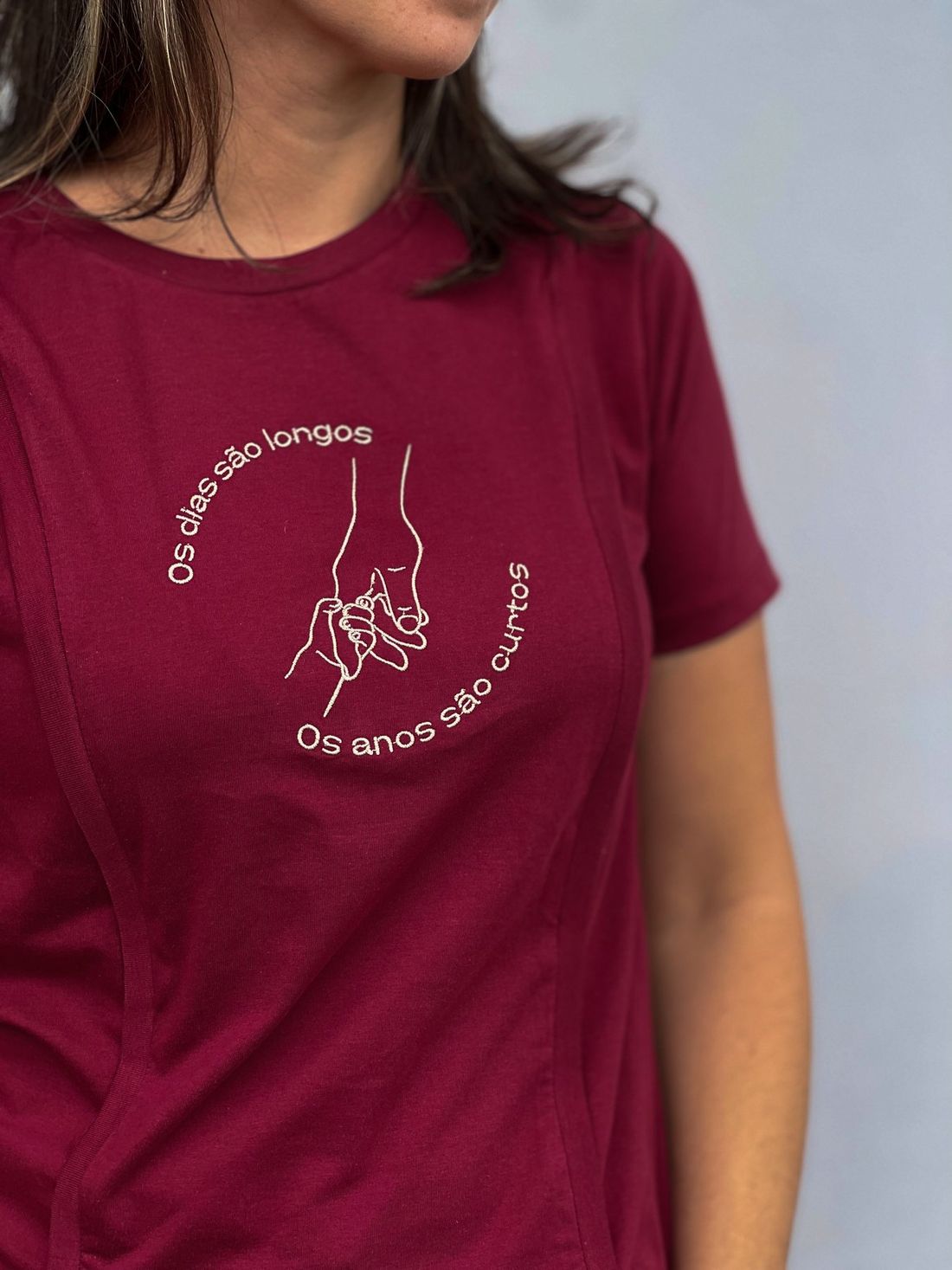 Camiseta de amamentação bordô - Os dias são longos