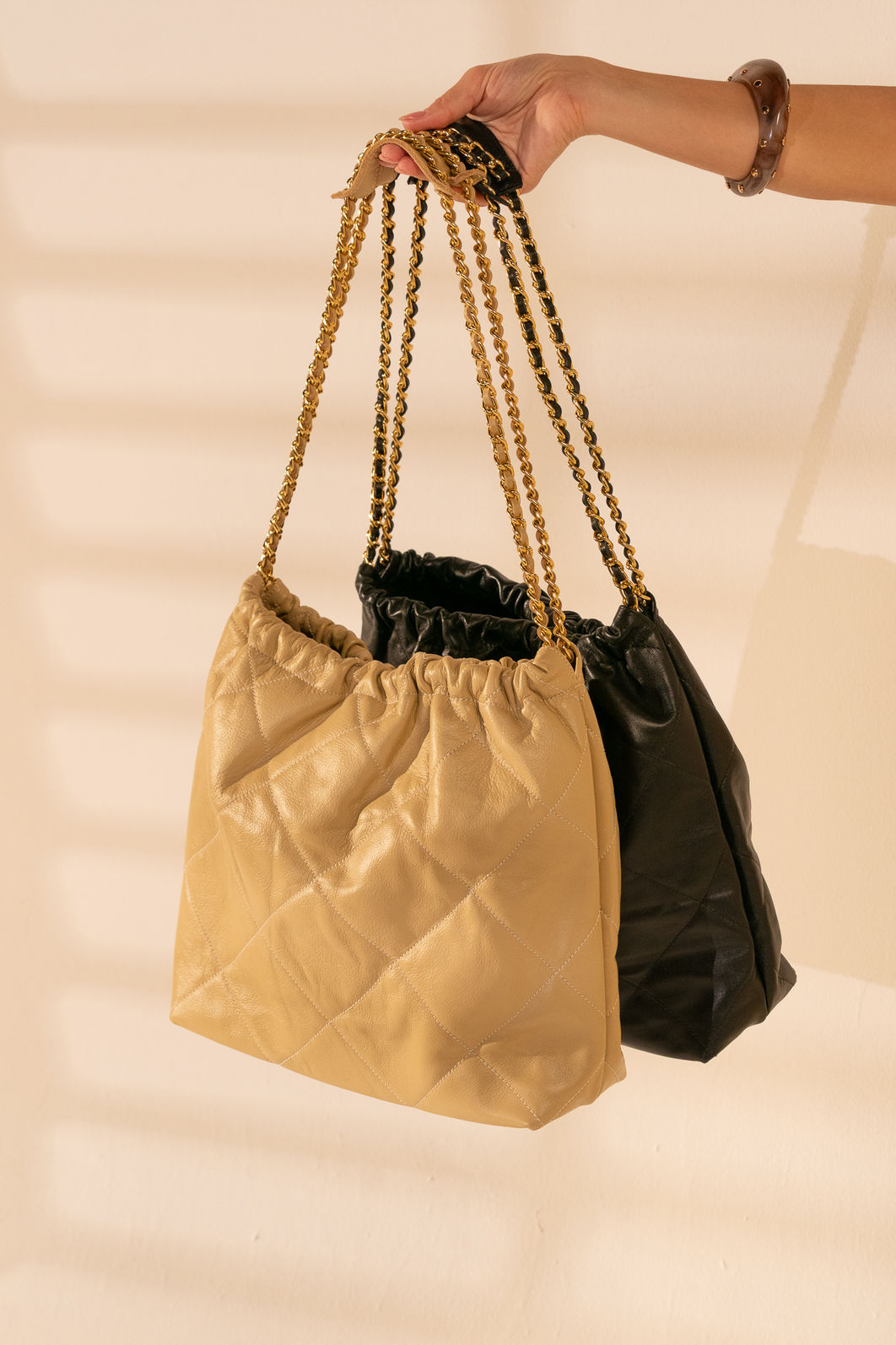 Bolsa saco hobo insp Chanel 22 couro original Preta Bolsa saco hobo insp Chanel 22 couro original Preta