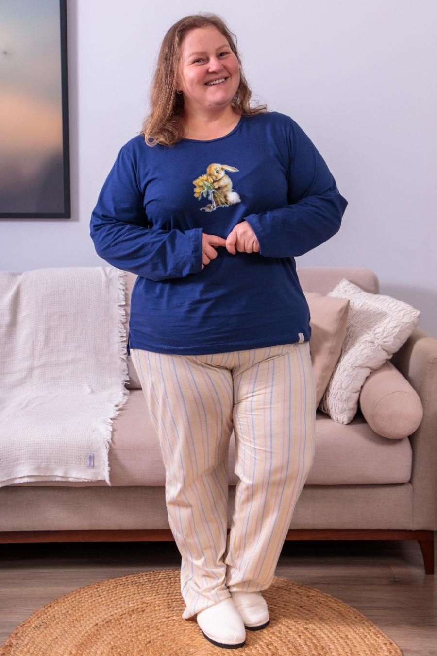 Pijama Longo Feminino Plus Size em Algodão com Detalhe Pompom